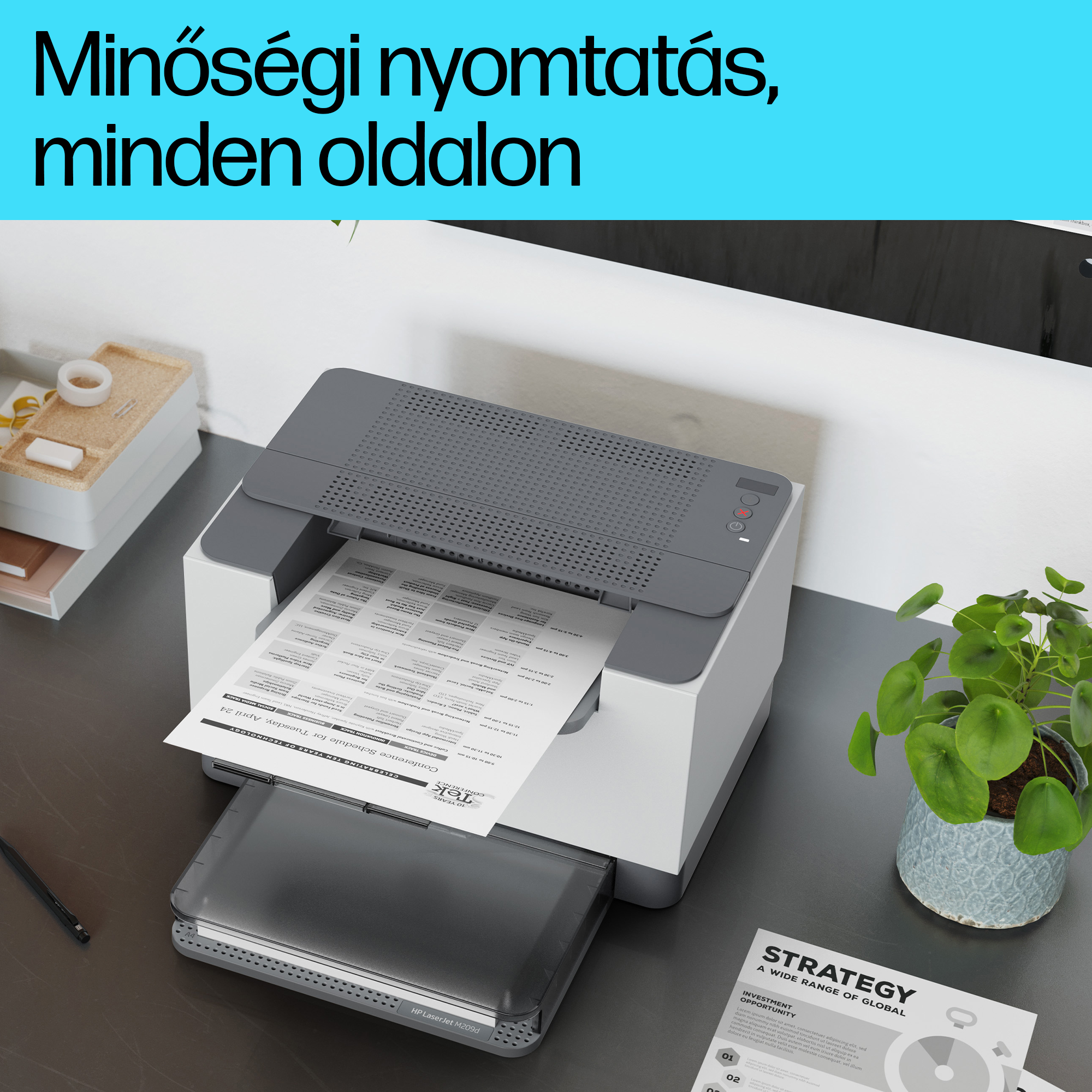 Nyomtató dokumentumot nyomtat asztalon, papírokkal és egy növénnyel. Szöveg: 'Minőségi nyomtatás'.