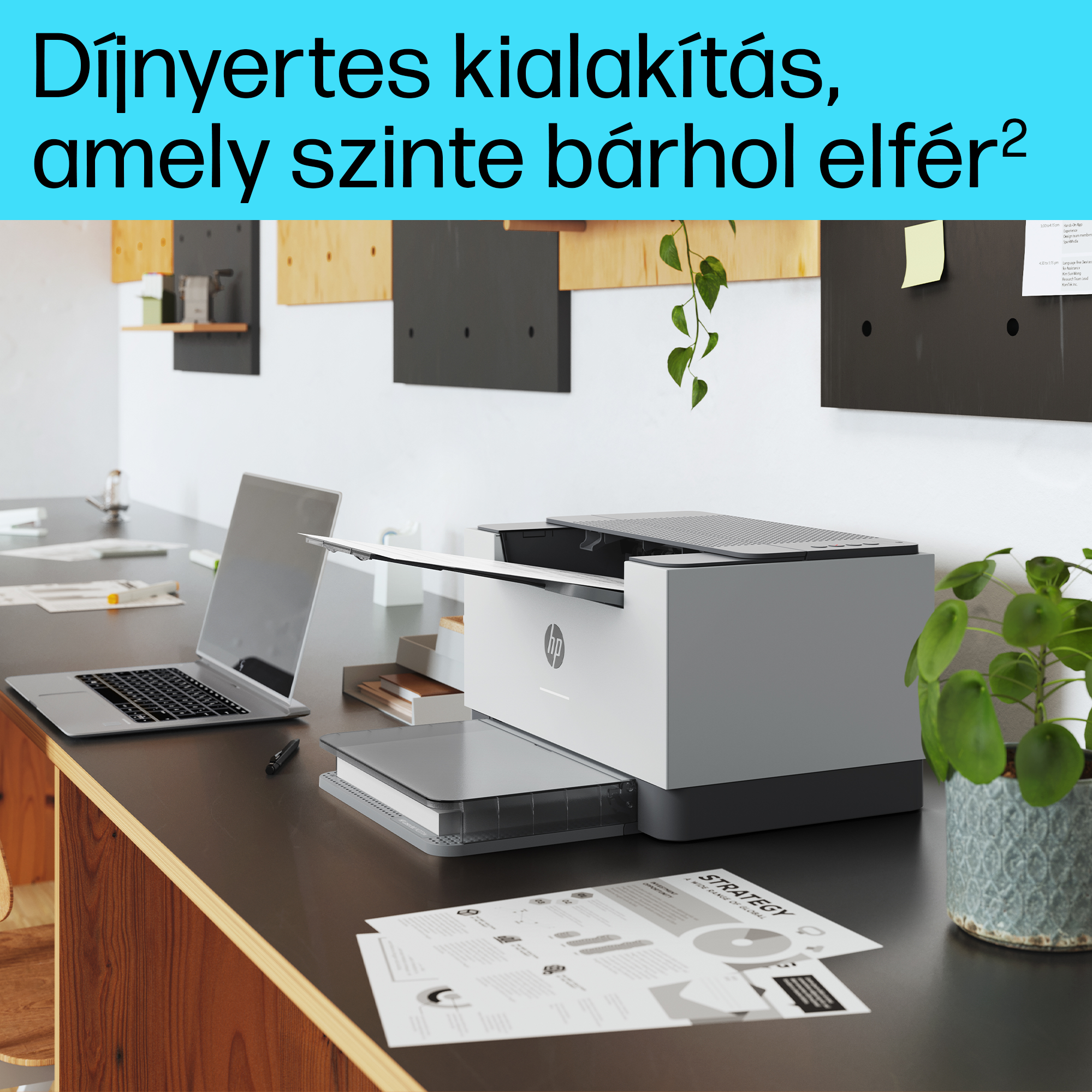 Fehér-szürke nyomtató fekete asztalon laptop, dokumentumok mellett.
