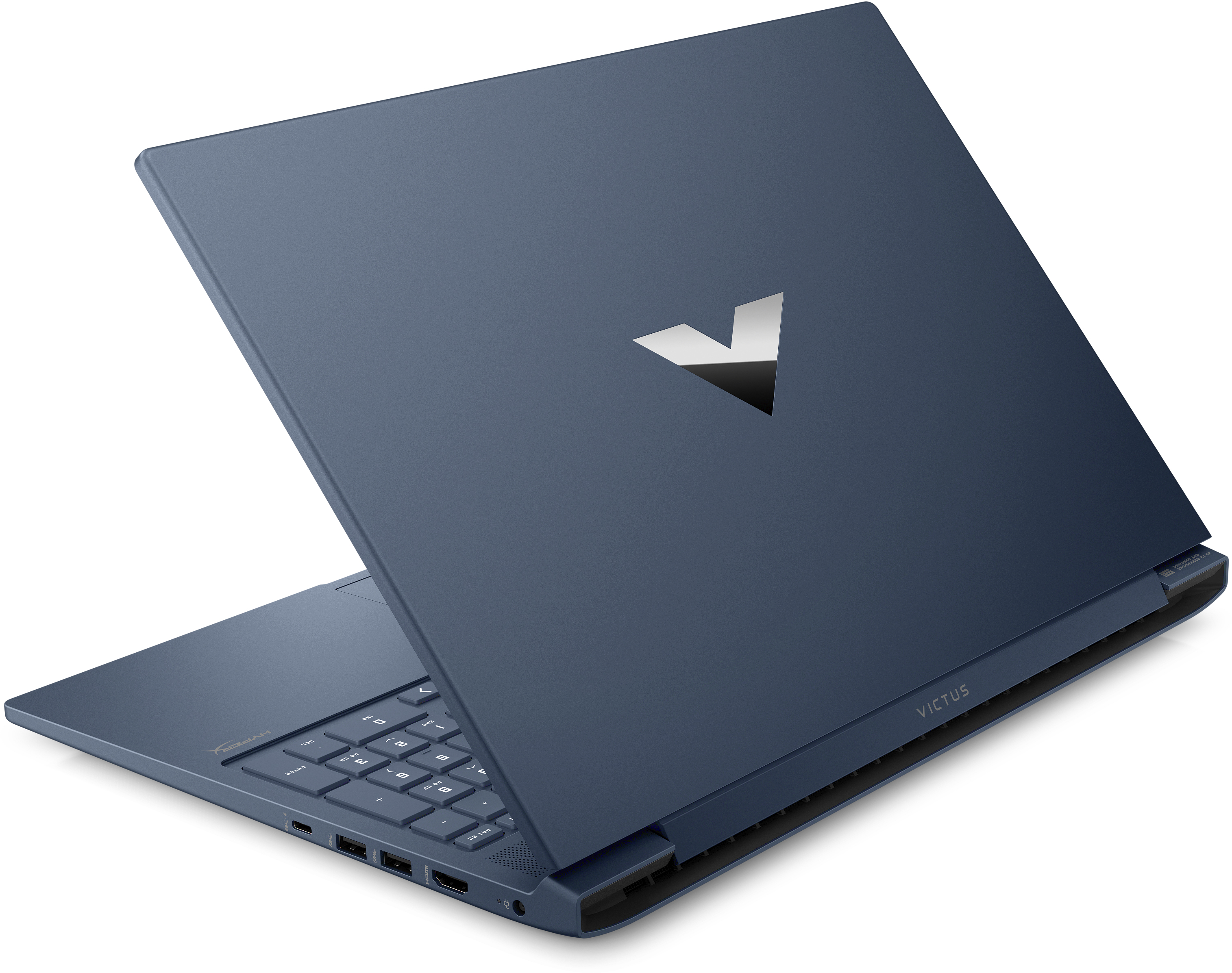 Kék laptop ezüst Victus logóval a hátulján, fehér háttéren nyitva.