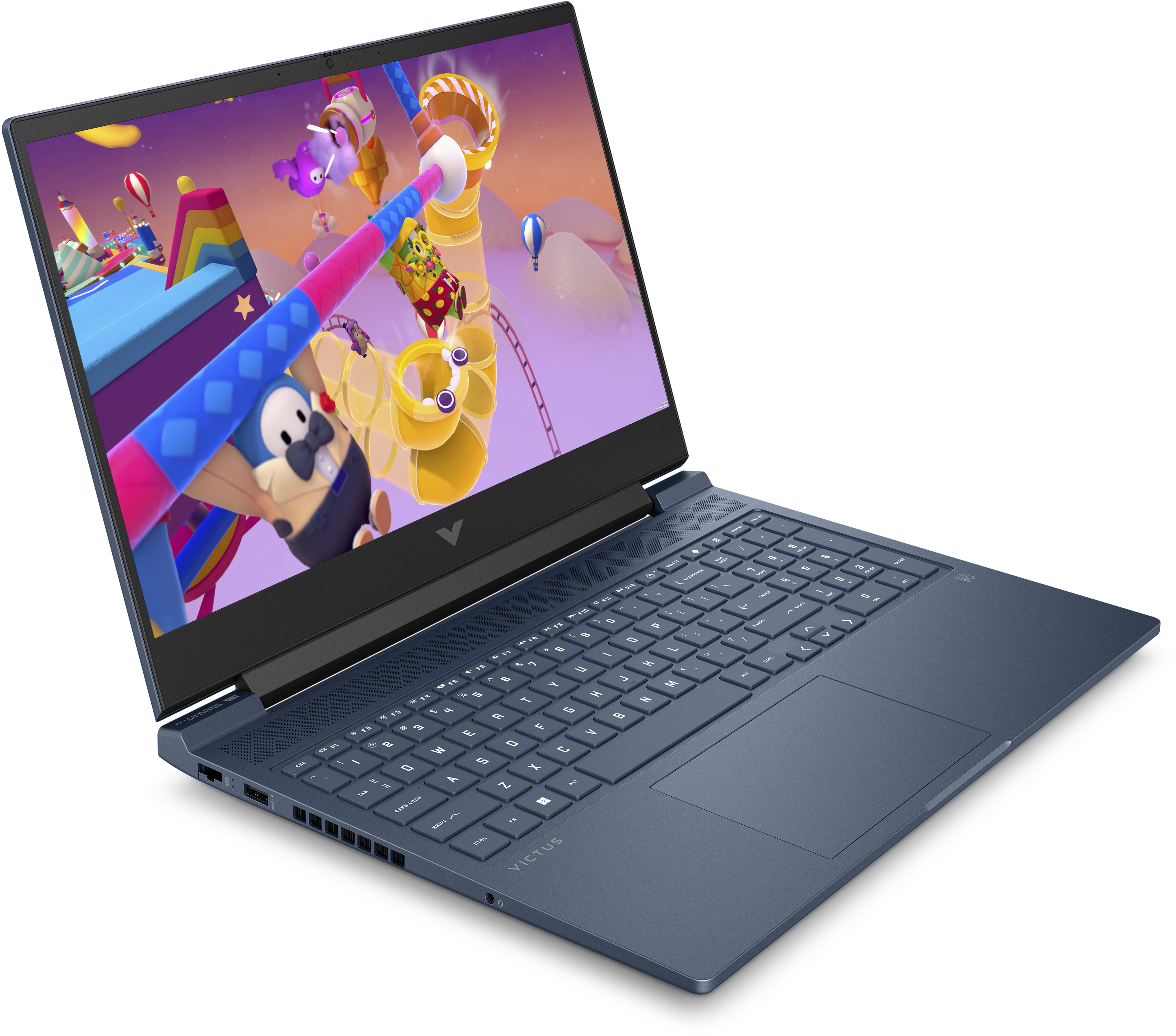 Laptop játék képernyővel. A laptop kék, nyitott és szögben áll. Színes játék versenypályával.