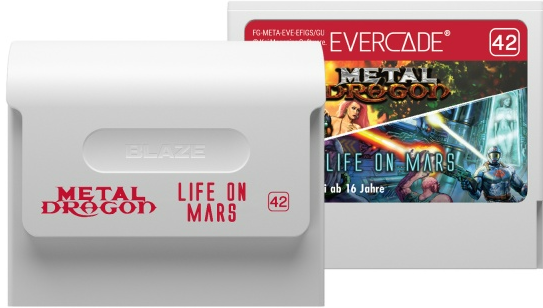 Zwei weiße Spielkassetten mit Etiketten. Eine ist METAL DROGOD, die andere LIFE ON MARS.