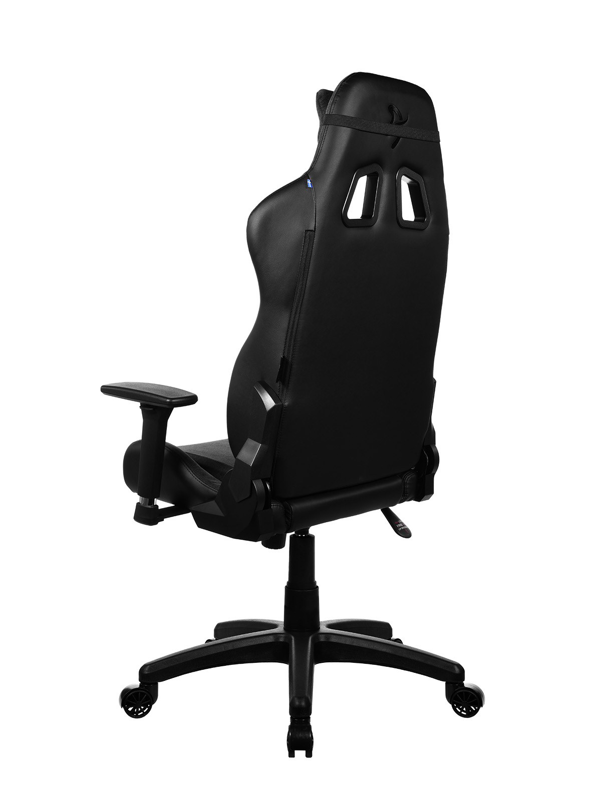 Schwarzer Gaming-Stuhl von hinten gesehen. Er befindet sich auf weißem Hintergrund.