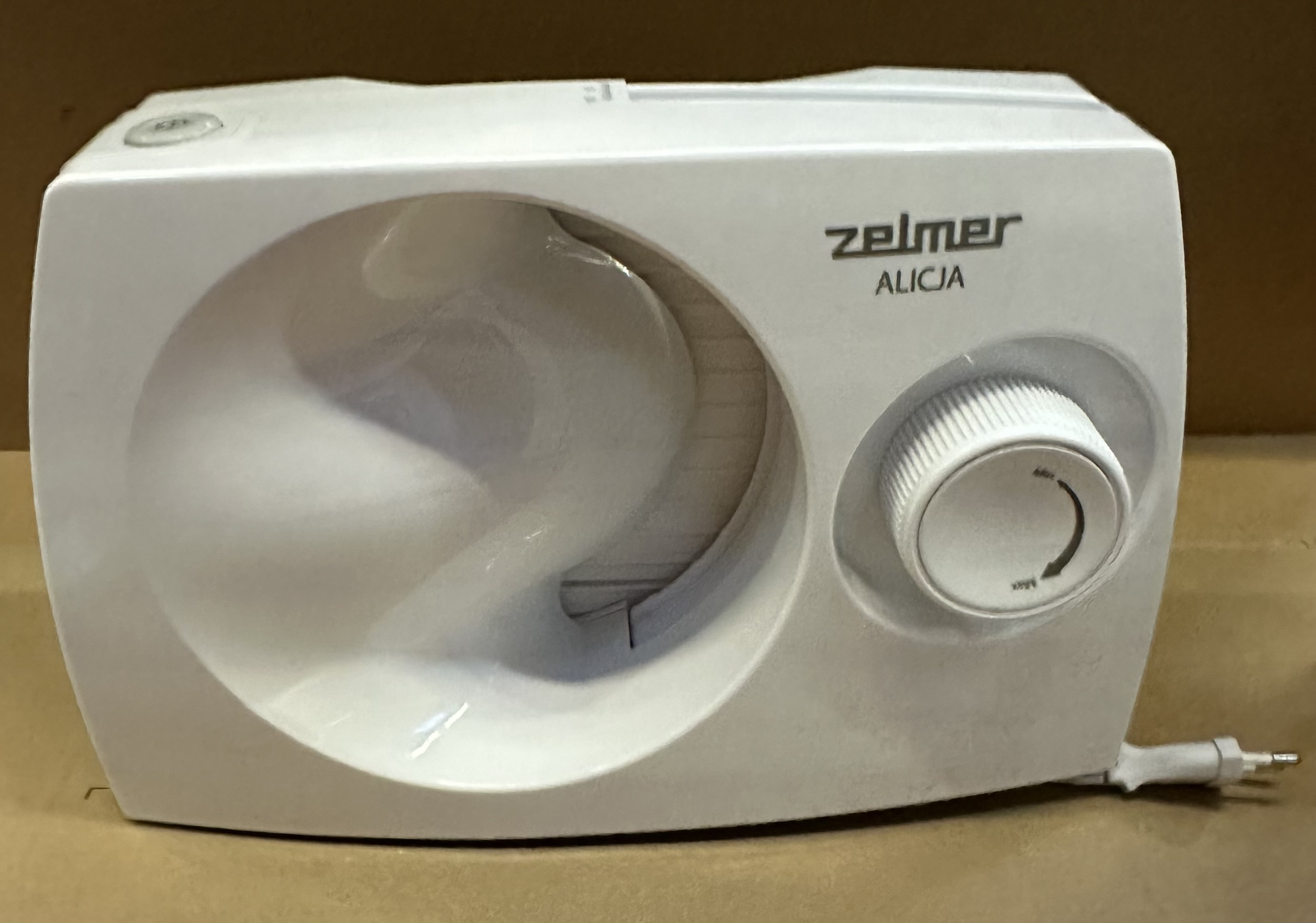 Czarny ekspres do kawy z tekstem w języku niderlandzkim i szklanką z kawą.