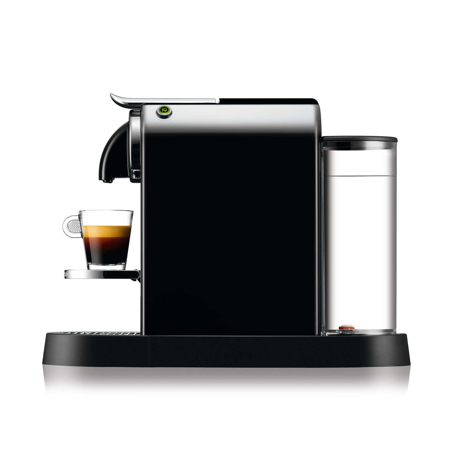 Zwarte Nespresso machine met een glas koffie op de tray en een watercontainer op witte achtergrond.