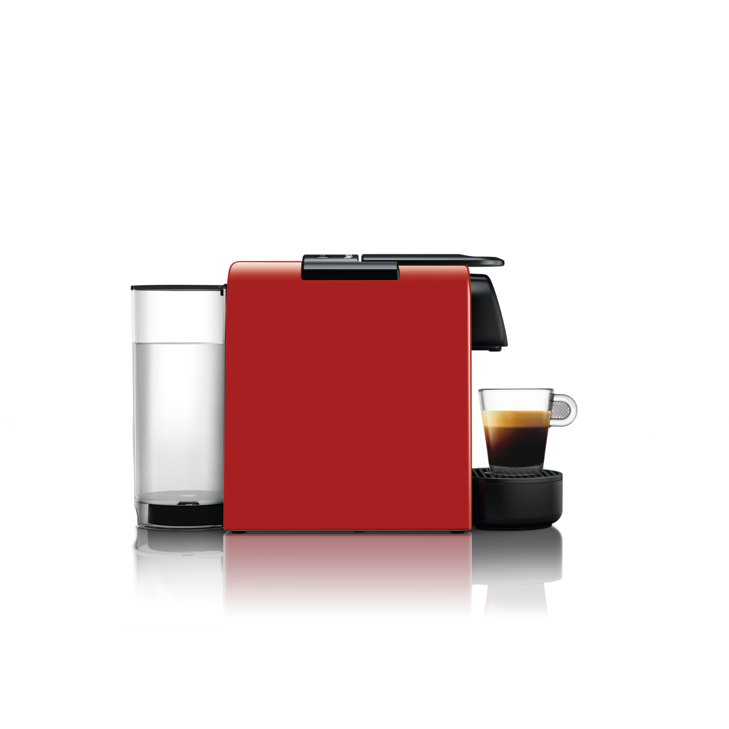 Rode koffiemachine met glas koffie en waterreservoir op zwarte achtergrond.