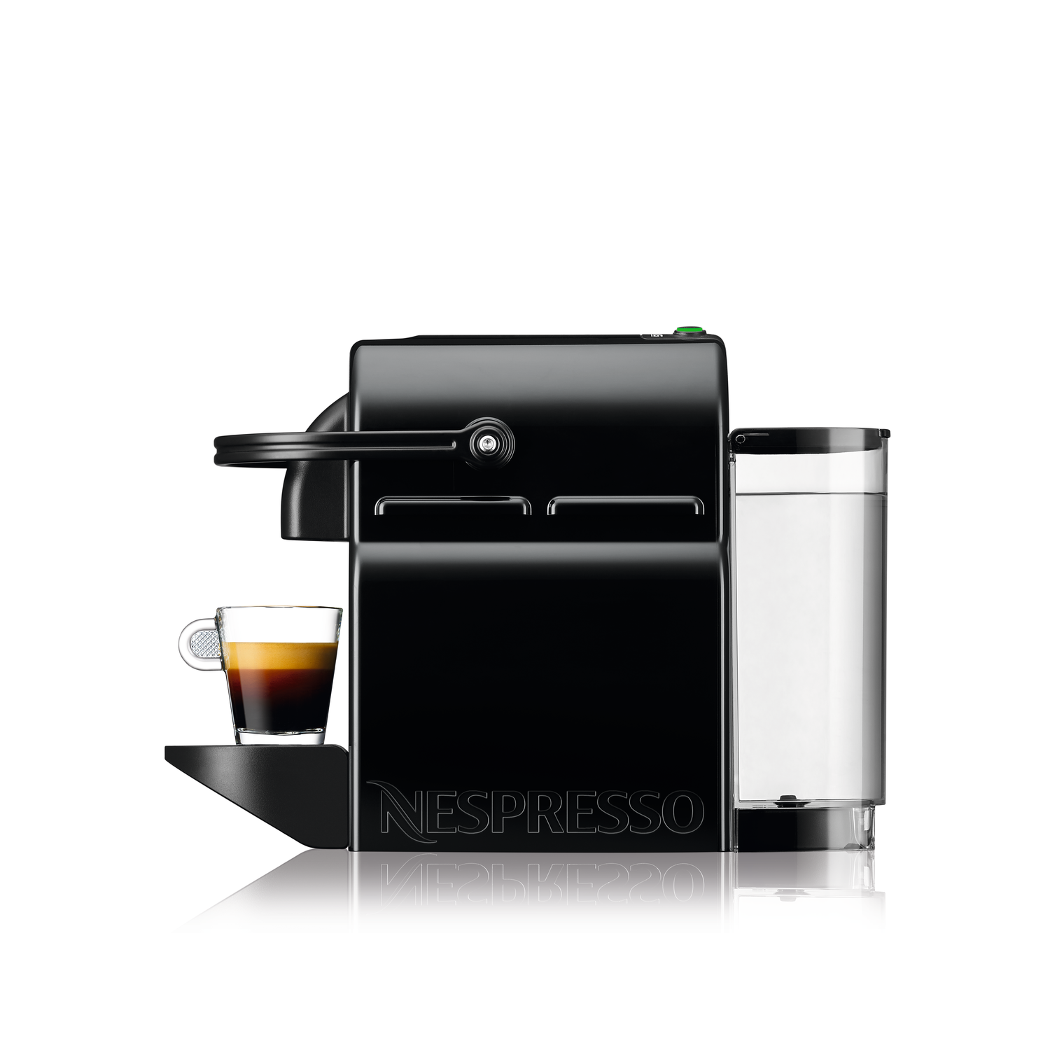 Zwarte Nespresso machine met kopje koffie links. Watertank rechts.