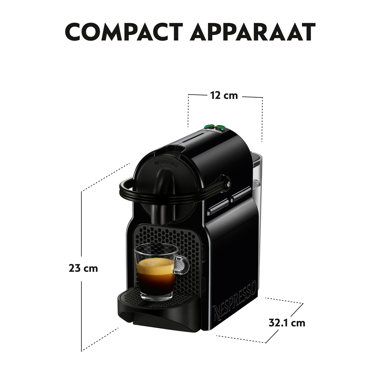 Zwarte Nespresso-machine met een glas koffie. Afmetingen staan ​​op de zijkant.