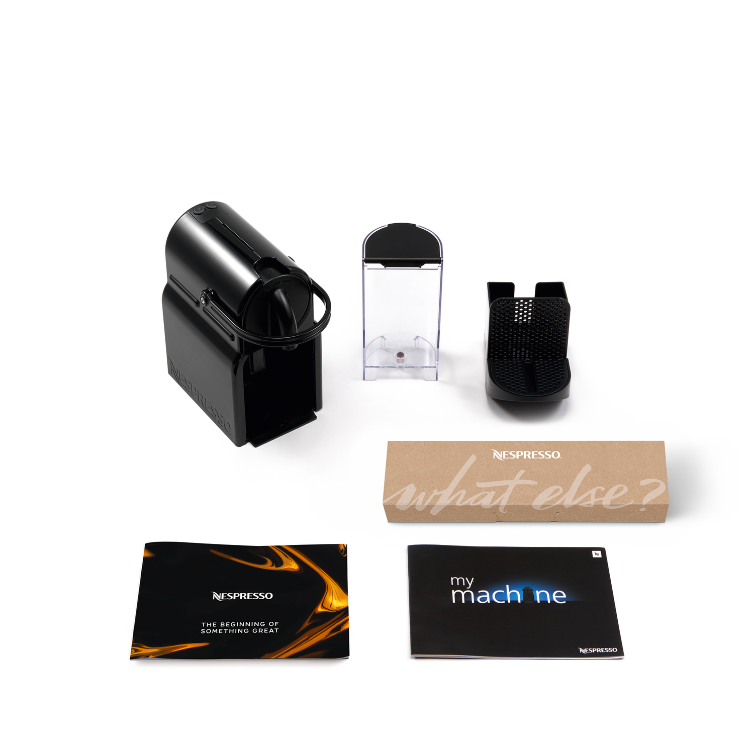 Zwarte Nespresso machine met accessoires. Inclusief waterreservoir, capsulehouder en folders.