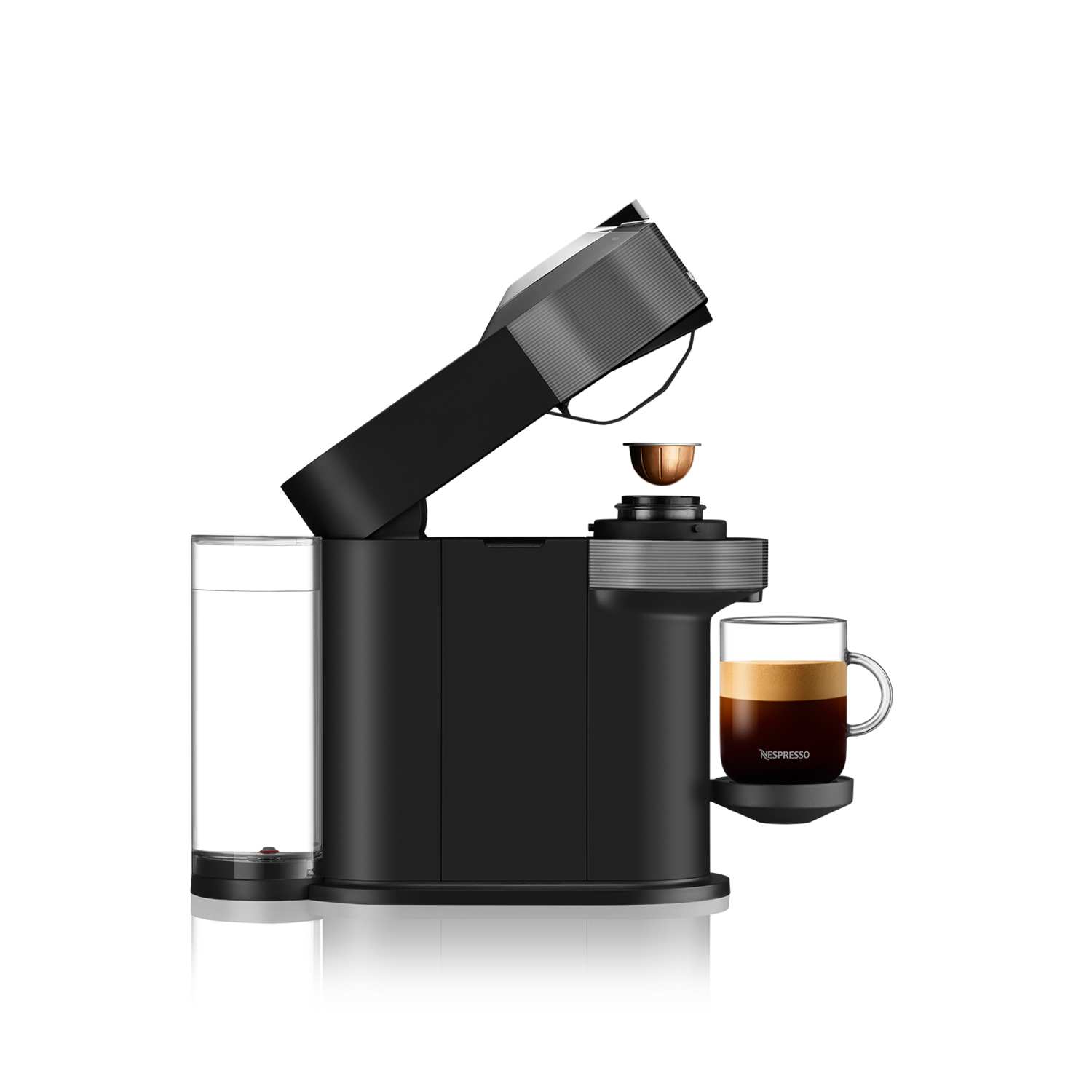 Zwarte Nespresso-koffiemachine met een koffiekopje. Donkere achtergrond, machine open.