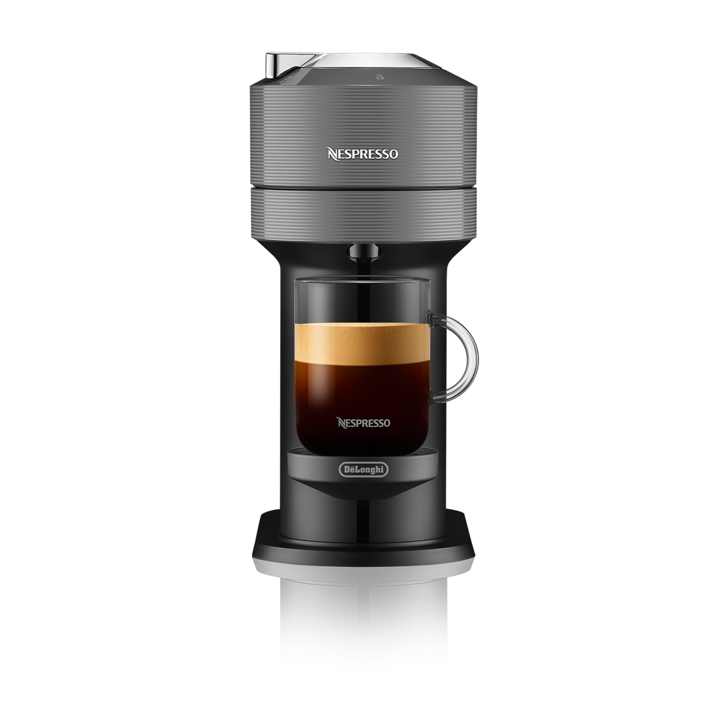 Nespresso koffiezetapparaat met een glazen mok koffie. Zwarte achtergrond. Het glas heeft het logo.
