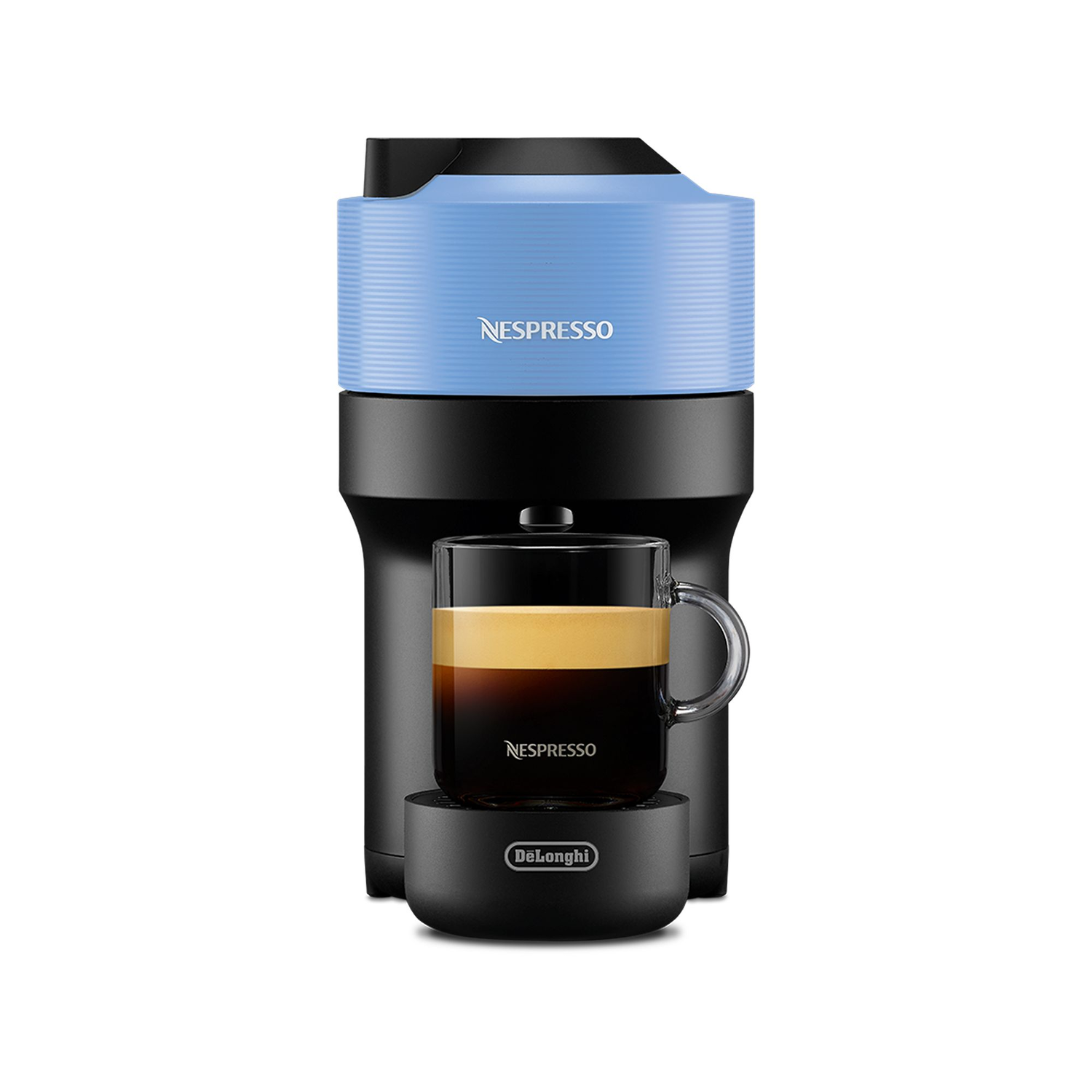 Een Nespresso-koffiemachine met een blauwe bovenkant, zwarte behuizing en een kopje koffie.