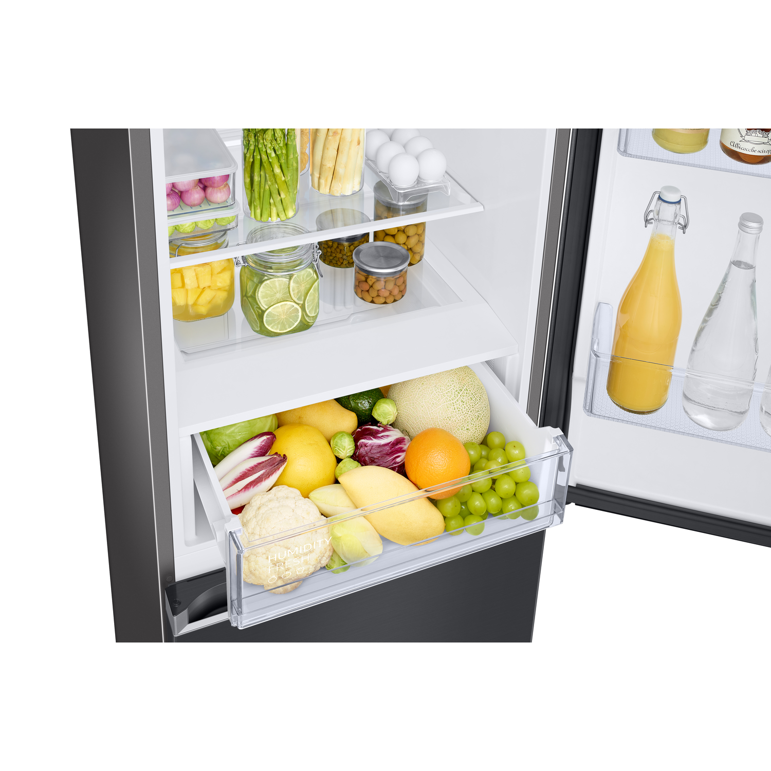 Open koelkast met groenten, fruit en flessen erin.