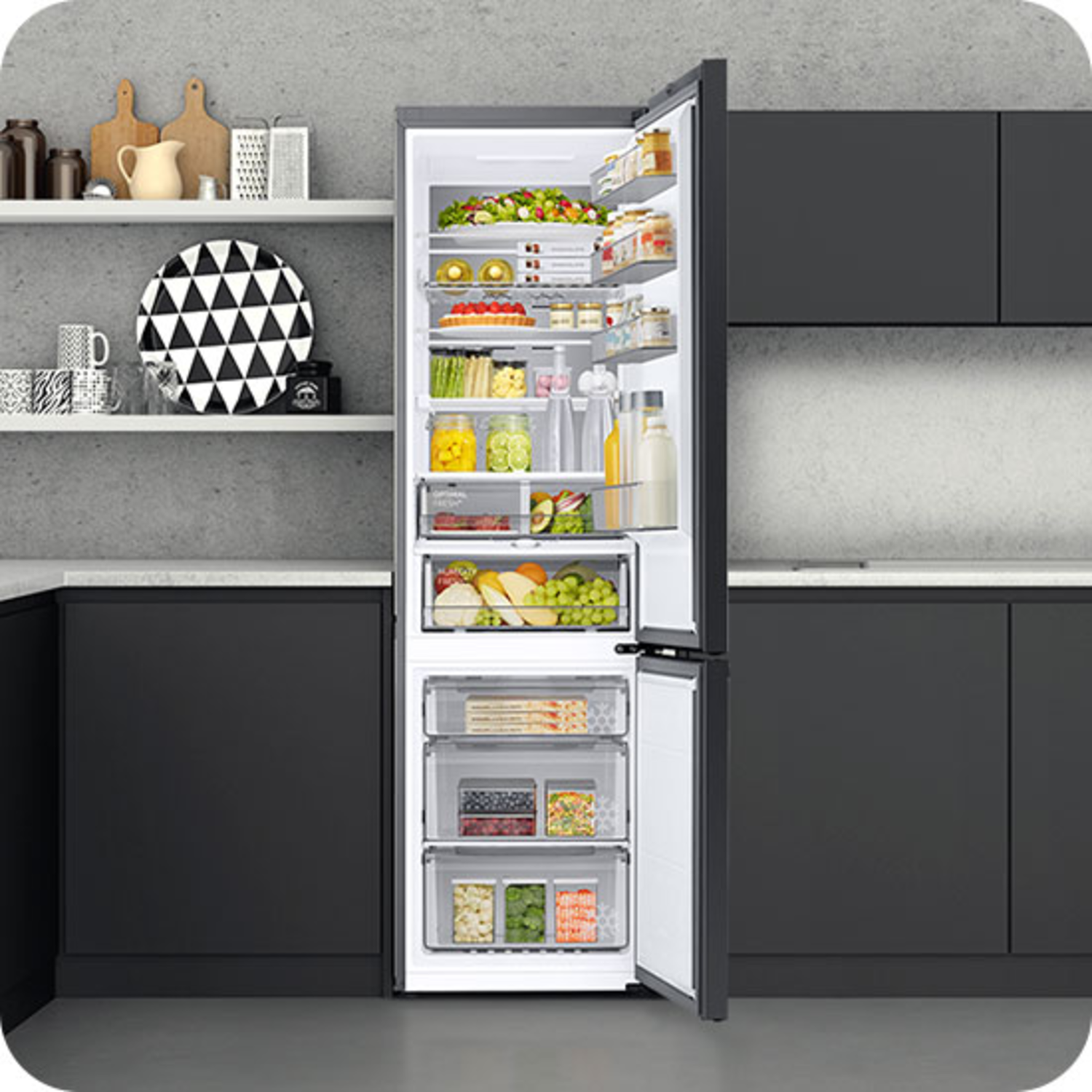 Koelkast met open deur, met voedsel op planken en in laden, in een keuken.