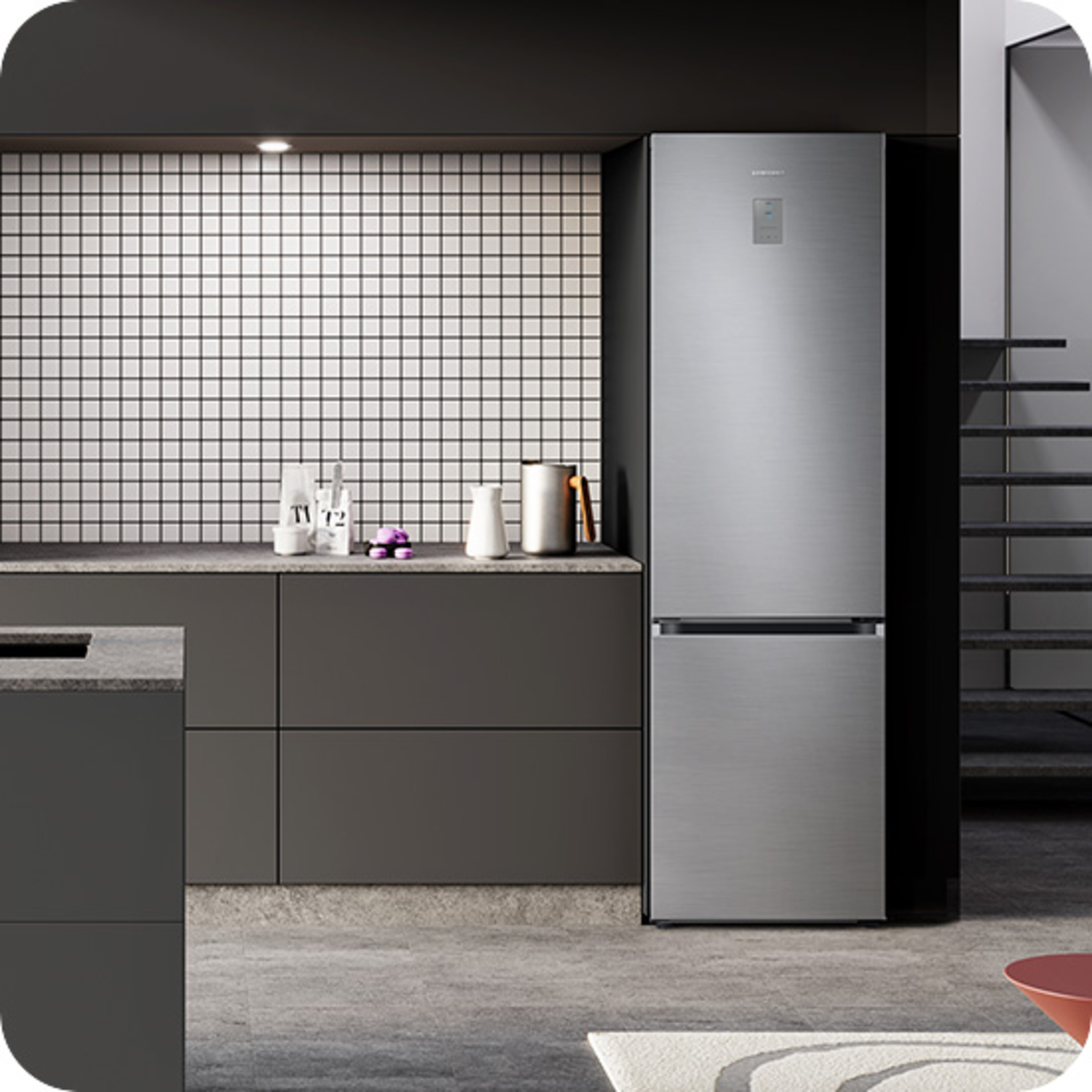 Zilveren koelkast tegen een zwart-wit betegelde muur in een moderne keuken.
