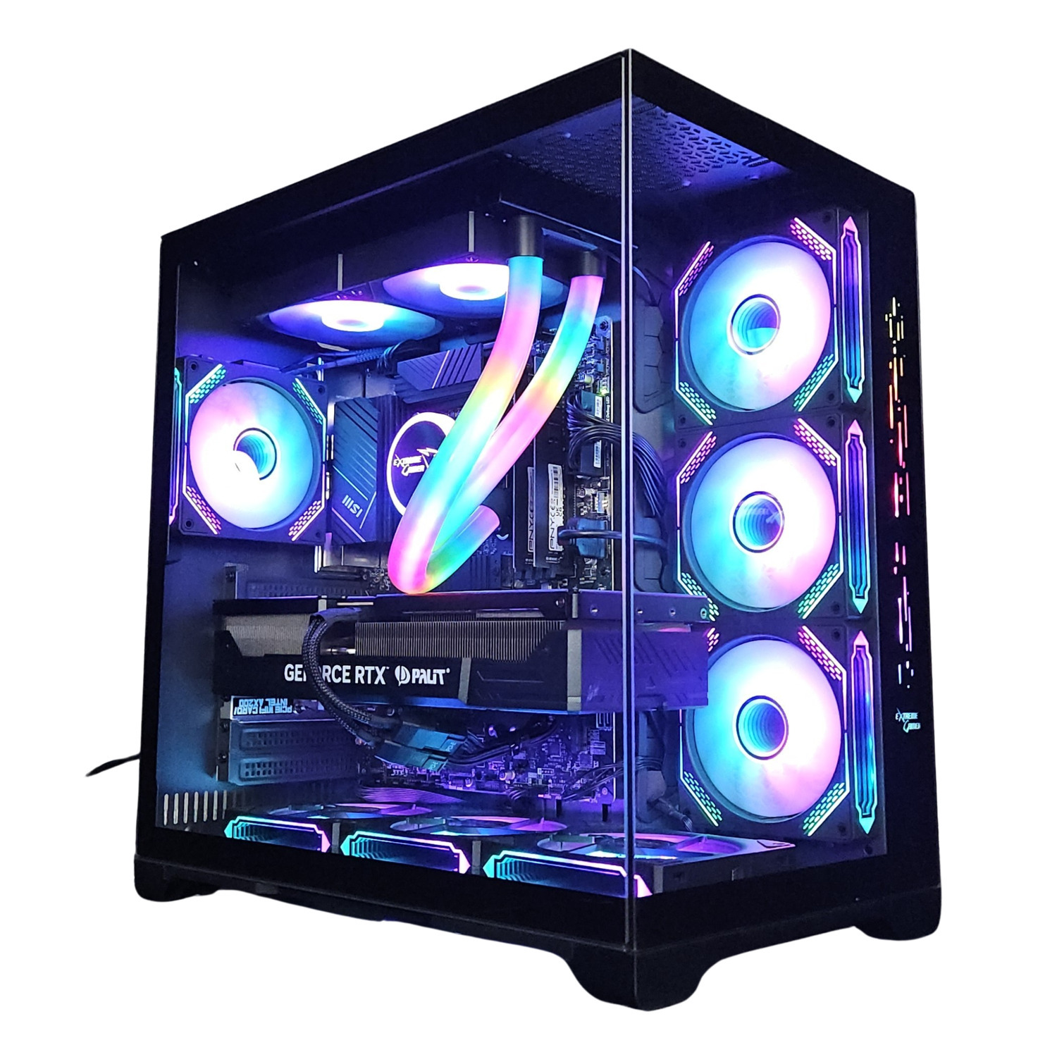 Een gaming pc-kast verlicht met RGB-verlichting. Binnenin zitten componenten zoals een GPU en koelsysteem.