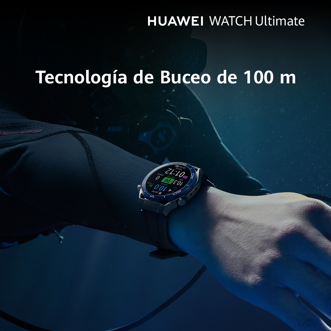 Reloj inteligente en la muñeca bajo el agua, mostrando métricas de buceo. Texto menciona buceo 100m.