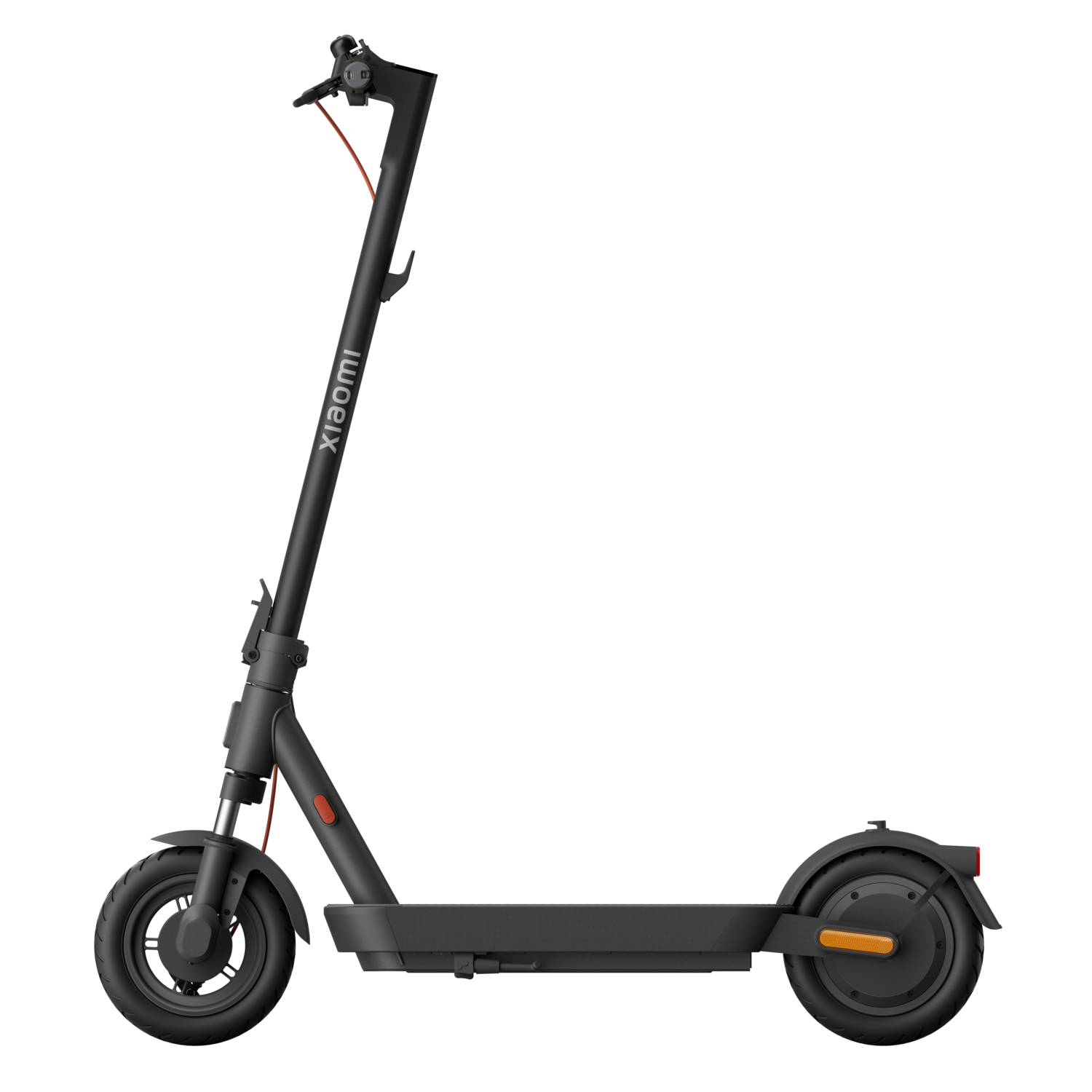Zwarte Xiaomi elektrische scooter op een zwarte achtergrond, zijaanzicht.