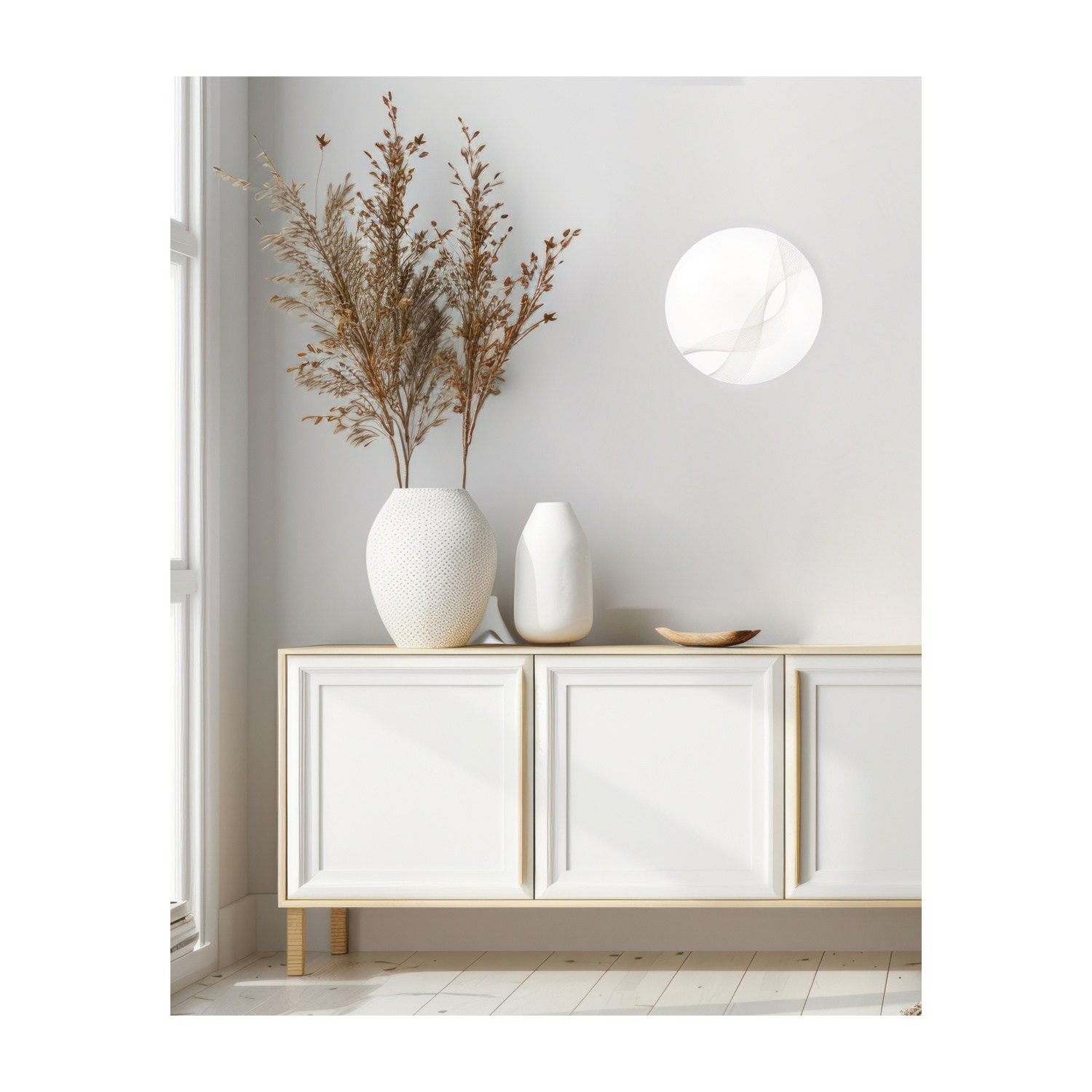 Mobile bianco con decorazioni: vaso con piante secche e un vaso bianco. Una lampada rotonda sulla parete.