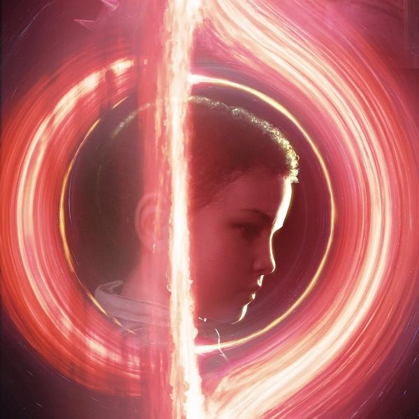 Bild mit Kindergesicht in einem Portal. Roter, wirbelnder Hintergrund, der einen Halo-Effekt erzeugt. Lichtstrahl.