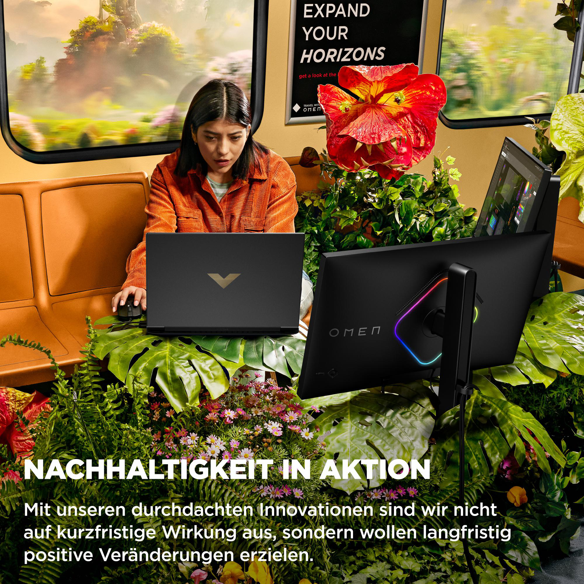 Frau benutzt Laptop inmitten von Pflanzen, Monitor und Schild sichtbar.