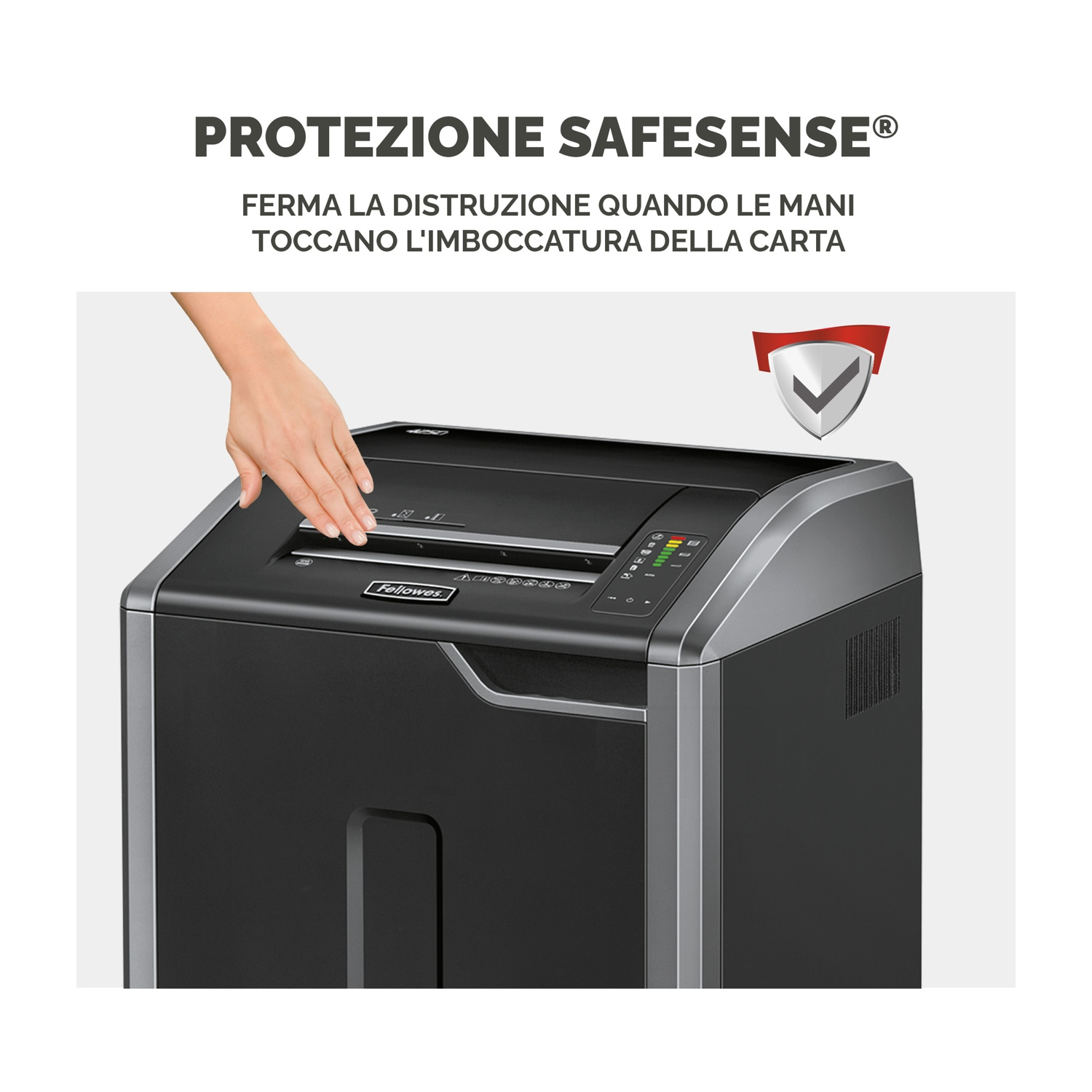 Una mano inserisce carta in un distruggidocumenti nero. Testo: protezione SAFESENSE.