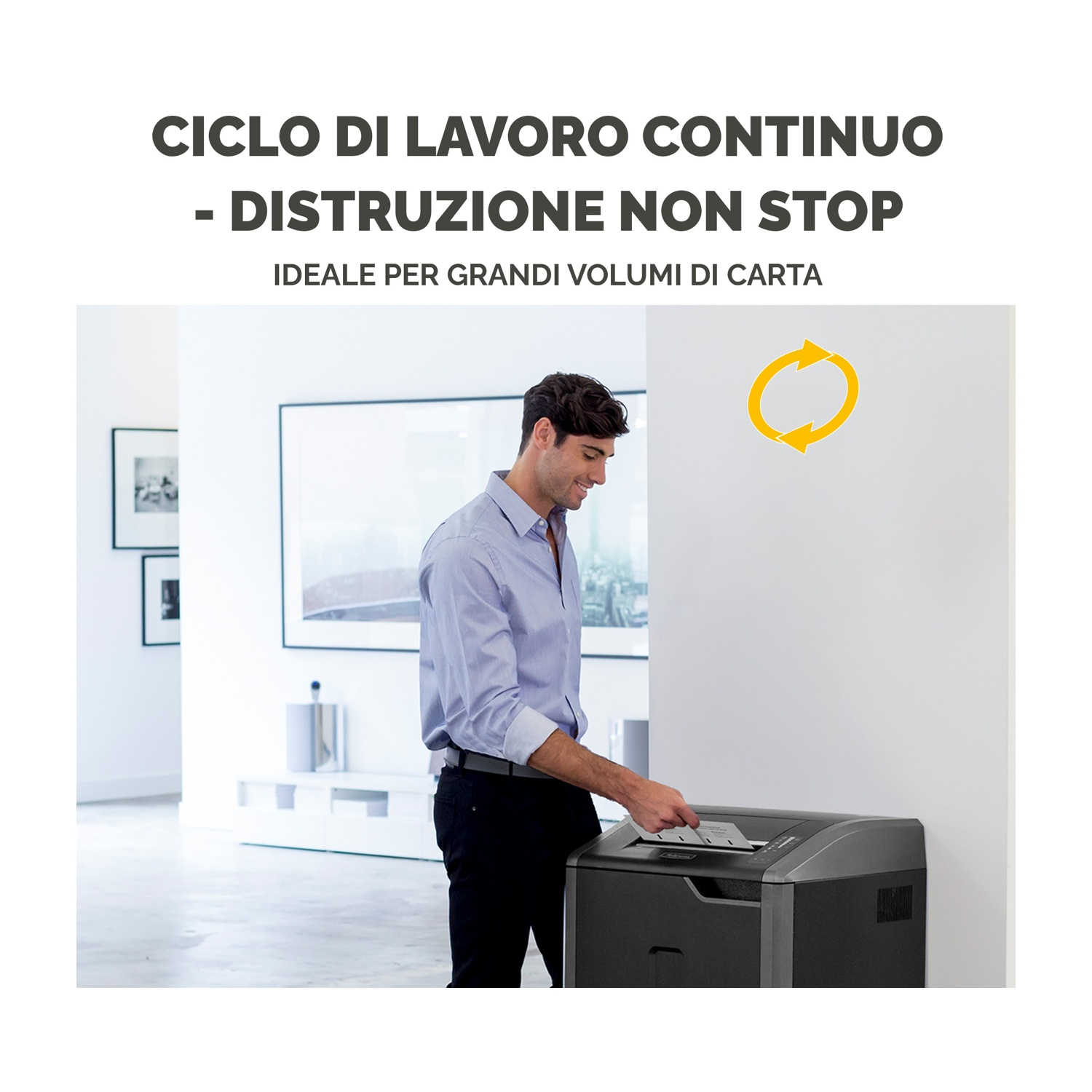 L'uomo inserisce la carta in un tritadocumenti, il testo indica lavoro continuo e distruzione non-stop.