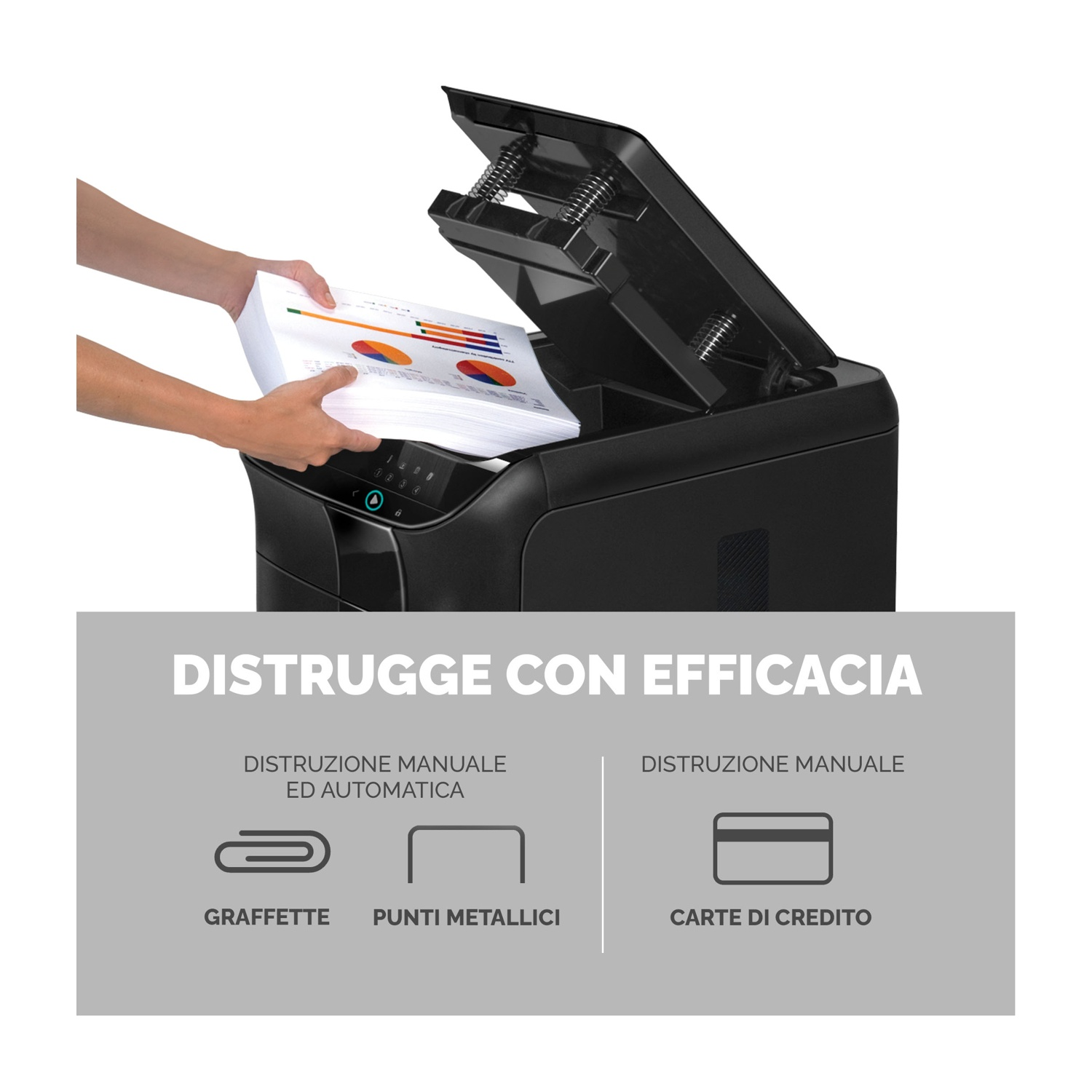 Mani caricano una pila di fogli in un tritadocumenti nero. Il tritadocumenti è aperto.