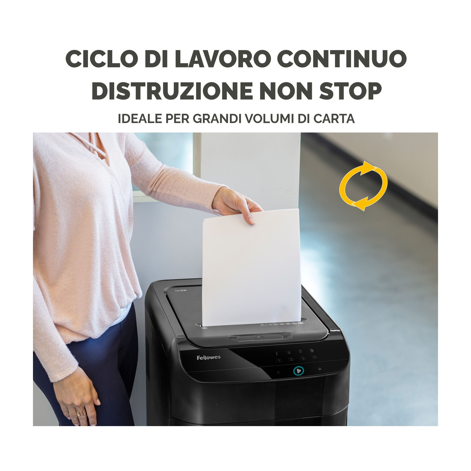 Una donna in rosa inserisce carta in un distruggi documenti nero. Frecce gialle.