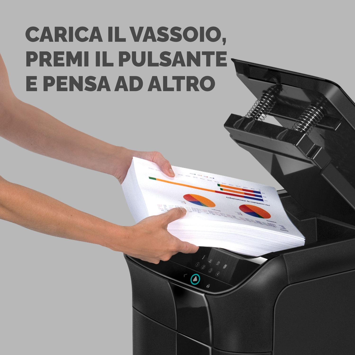 Mani che caricano carta in un distruggi documenti nero. La macchina ha un display digitale.