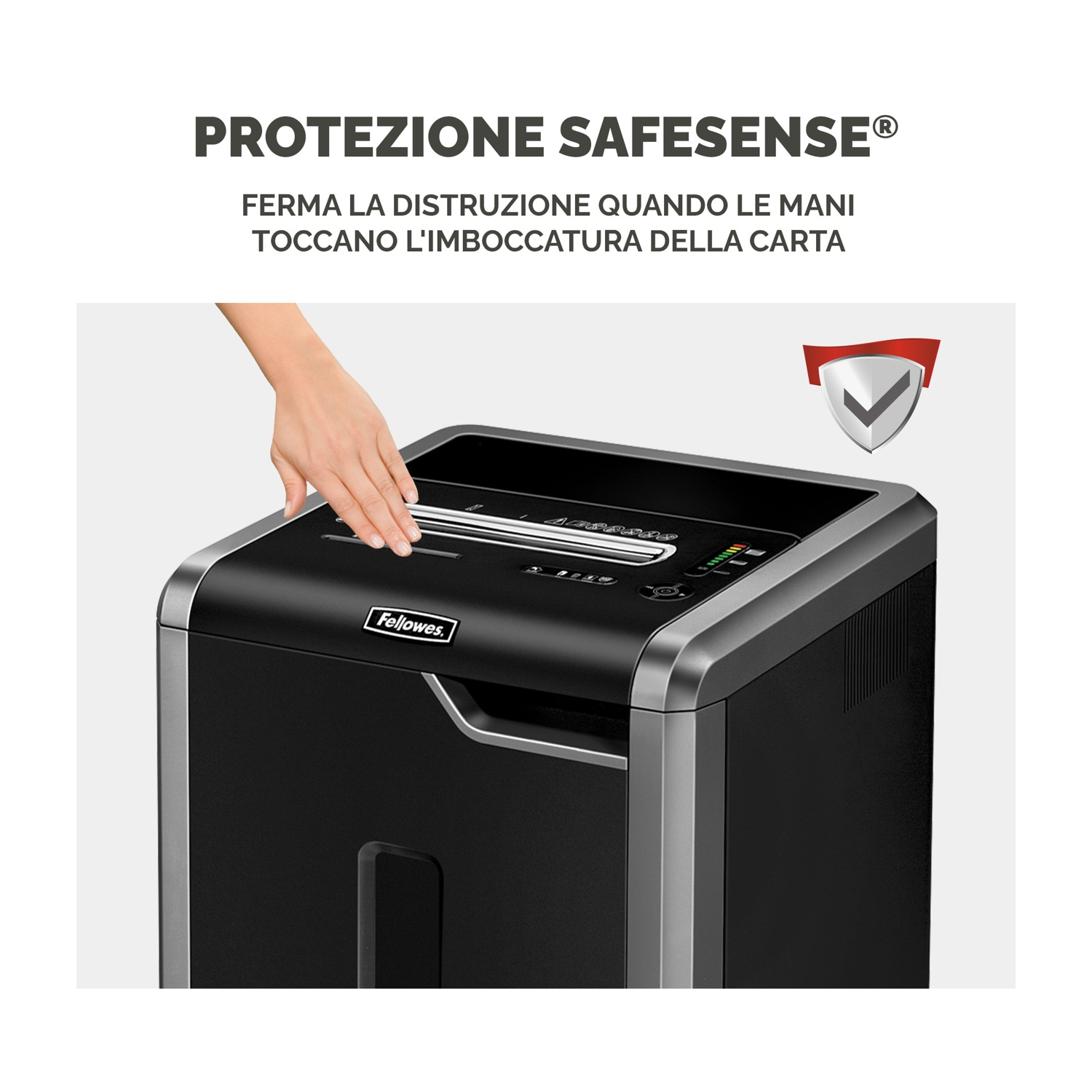Mano di una persona vicino a un distruggidocumenti nero. Lo sfondo è bianco.