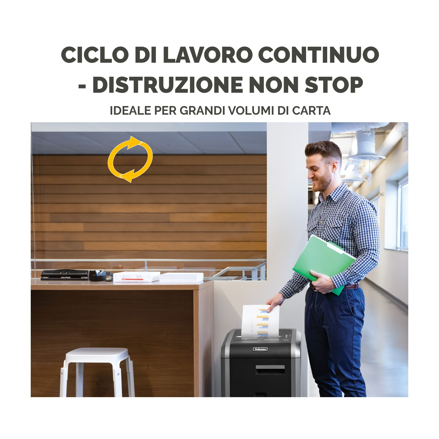 Un uomo che inserisce documenti in un distruggi documenti in un ambiente di ufficio.