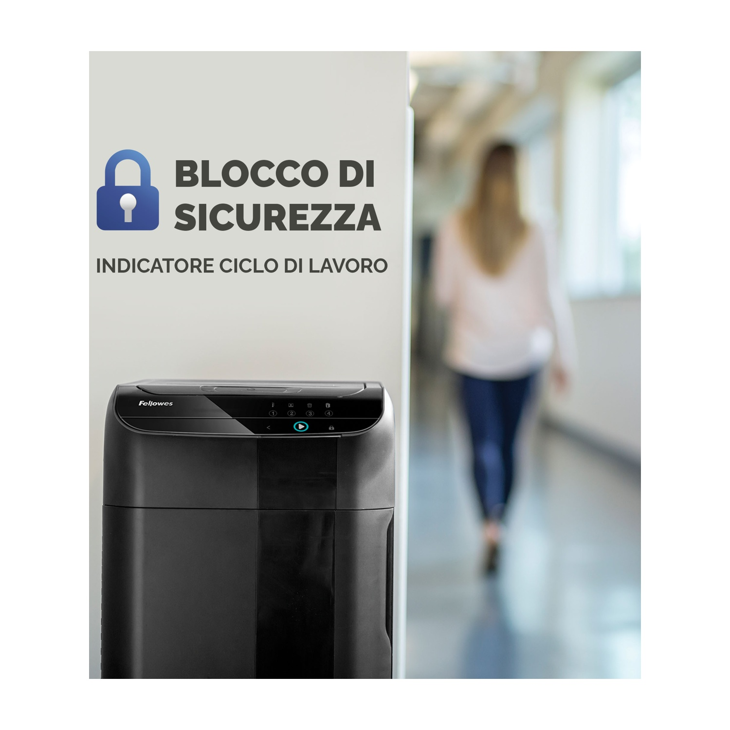 Un distruggidocumenti Fellowes nero con una donna che cammina sullo sfondo.