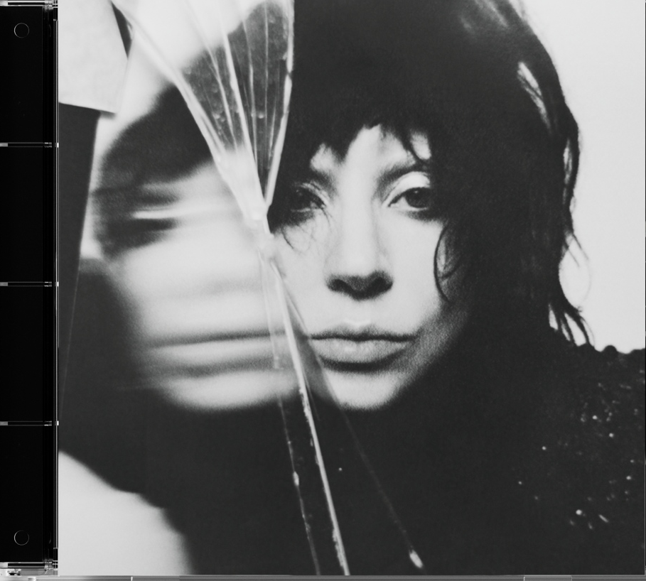 Monochrome CD-Cover einer Frau mit verschwommenem Gesicht durch zerbrochenes Glas. Schwarz-Weiß-Bild.