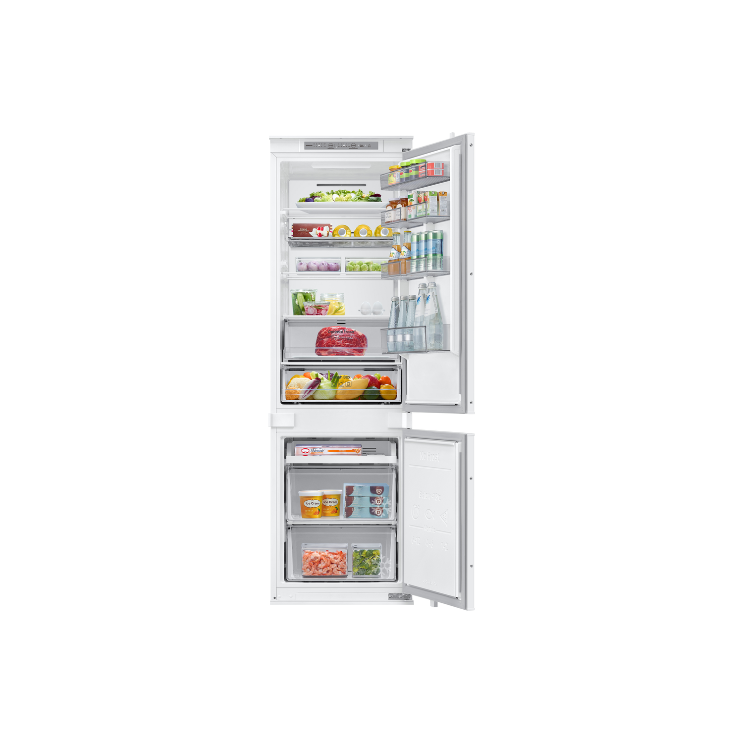 Een witte koelkast met de deur open, met planken vol voedsel. De vriezer is onderin open.