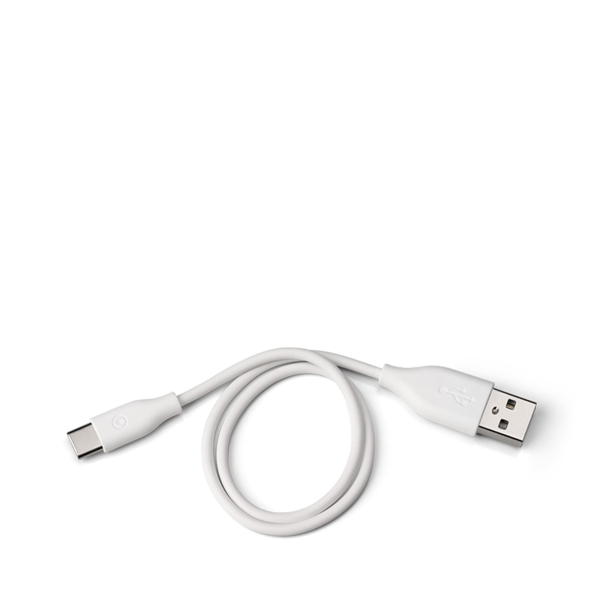 Ein weißes USB-Kabel, in einer Schlaufe aufgerollt, mit einem USB-C- und einem USB-A-Anschluss.