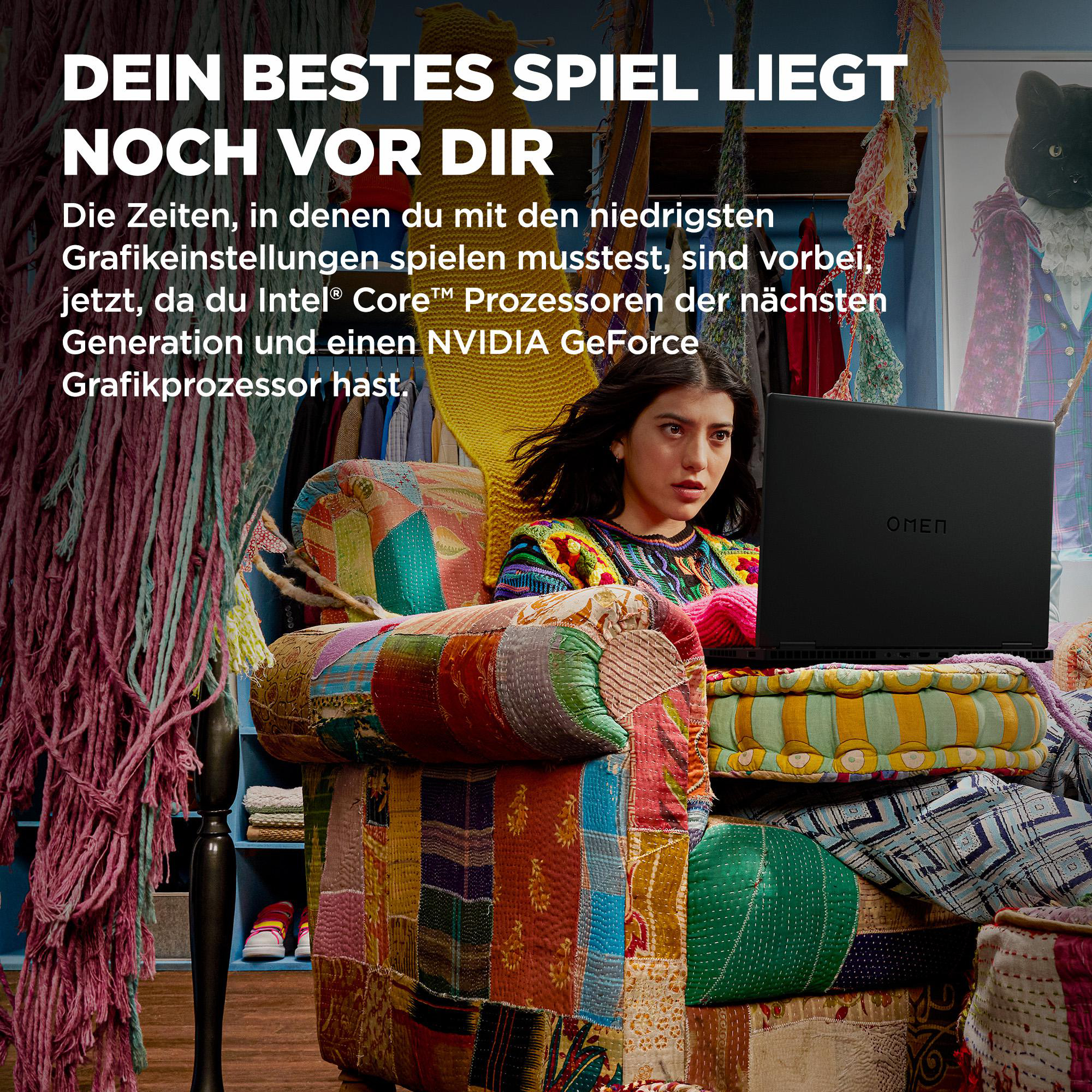 Eine Frau benutzt einen Laptop, sitzt auf einem bunten Stuhl mit Text.