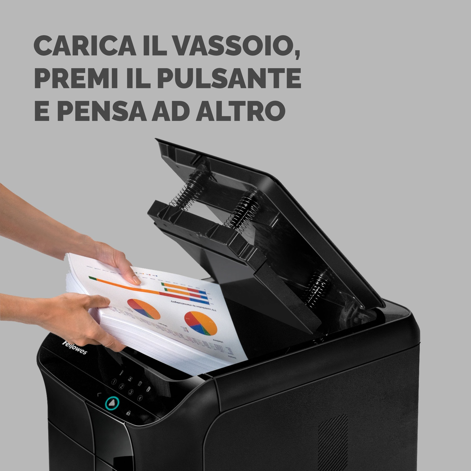 Mani che caricano fogli in un distruggidocumenti nero. La parte superiore è aperta.