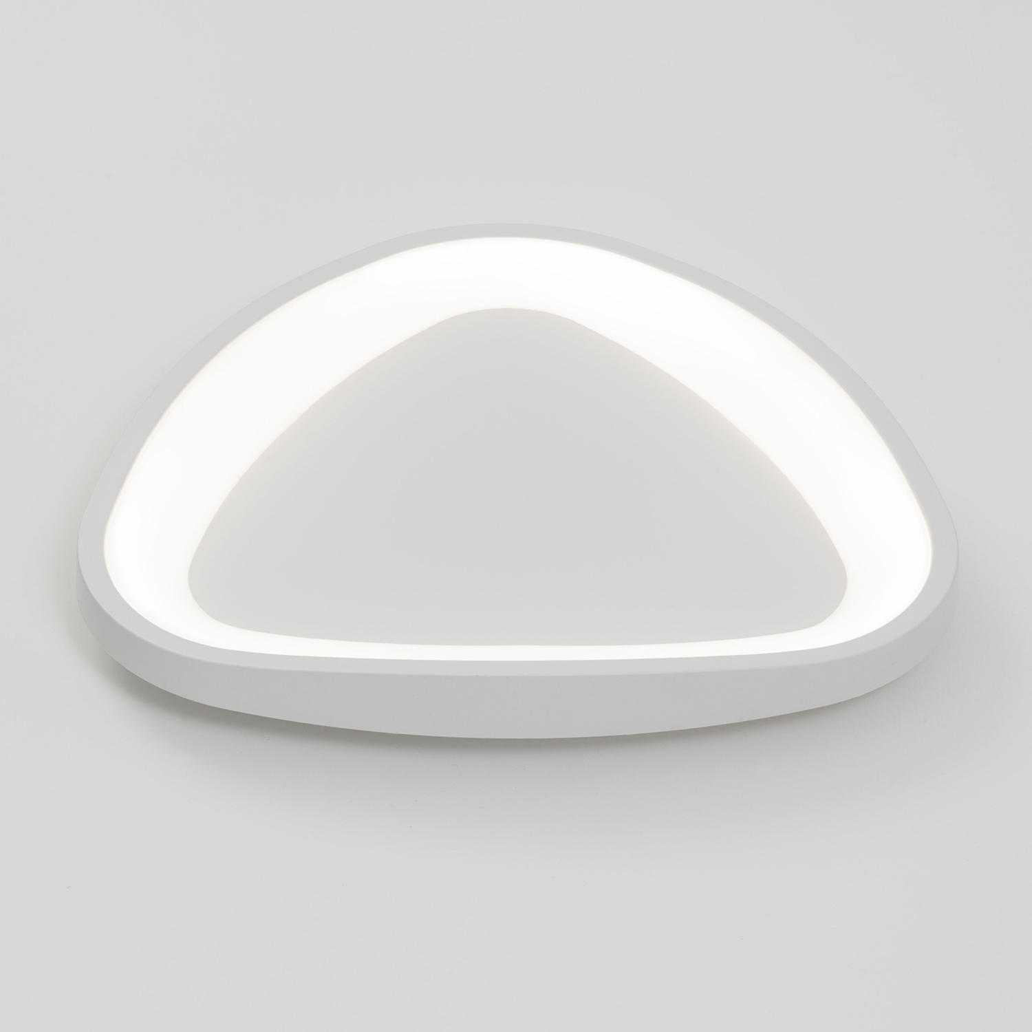Plafoniera a LED triangolare bianca con bordo morbido e luminoso.