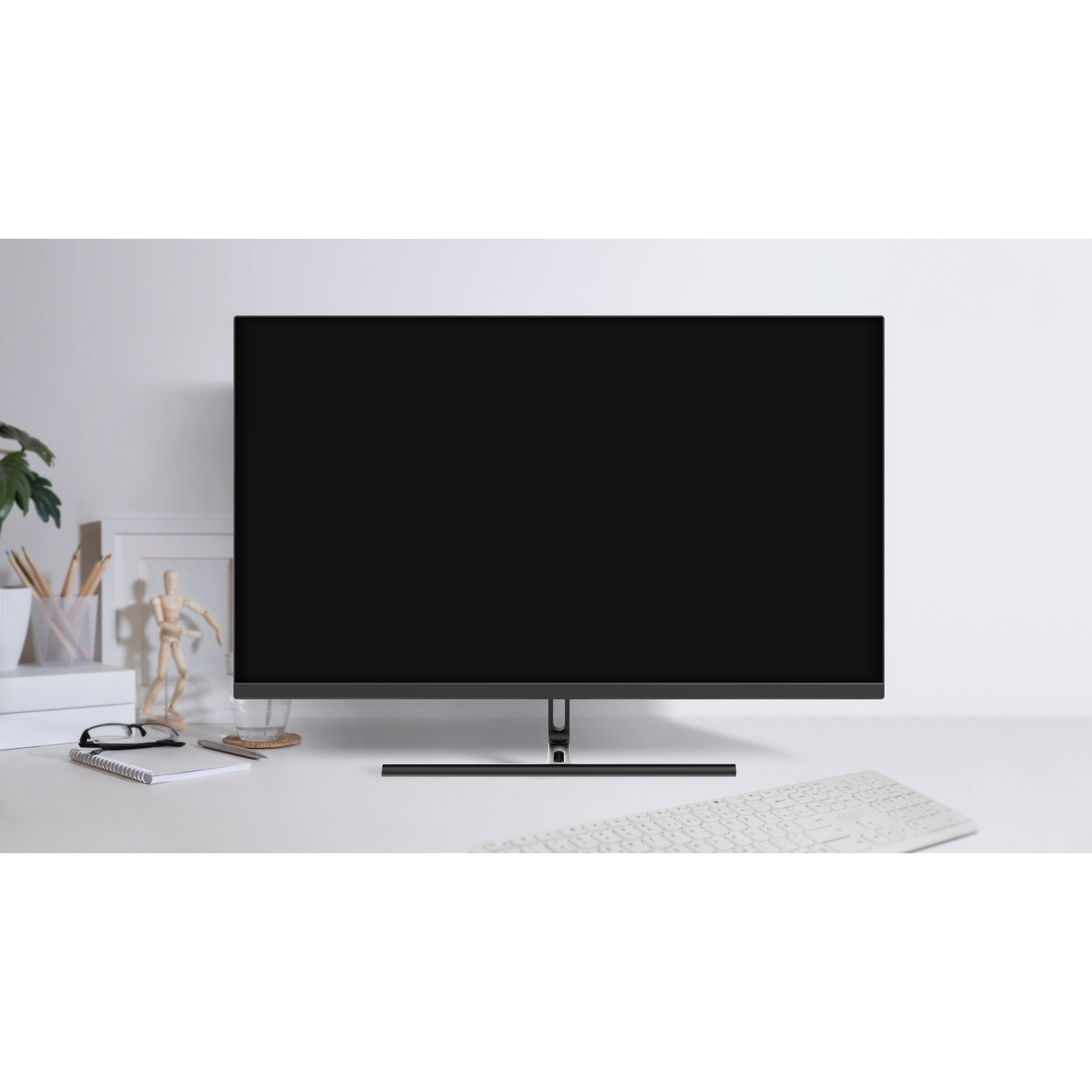 Un monitor di computer nero è su una scrivania bianca.