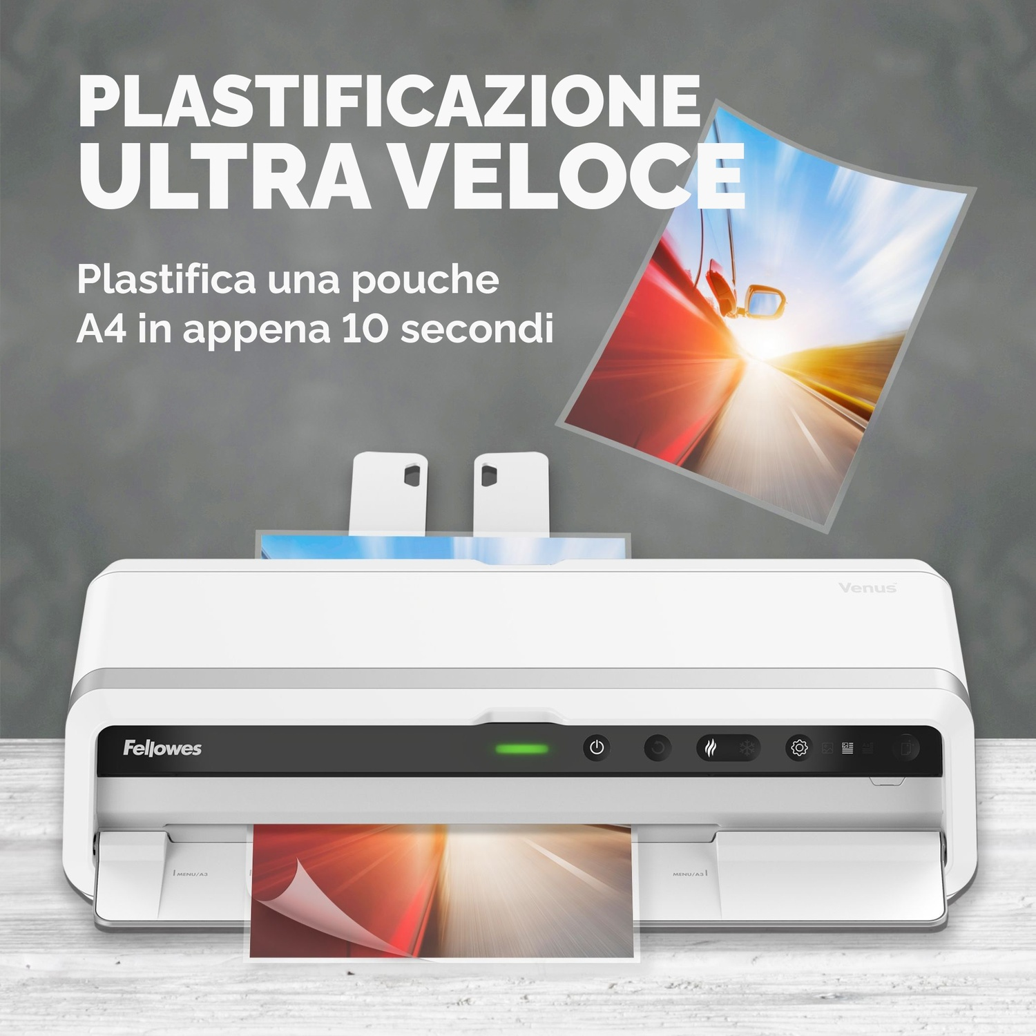 Una plastificatrice con carta plastificata, con il testo 'PLASTIFICAZIONE ULTRA VELOCE'.