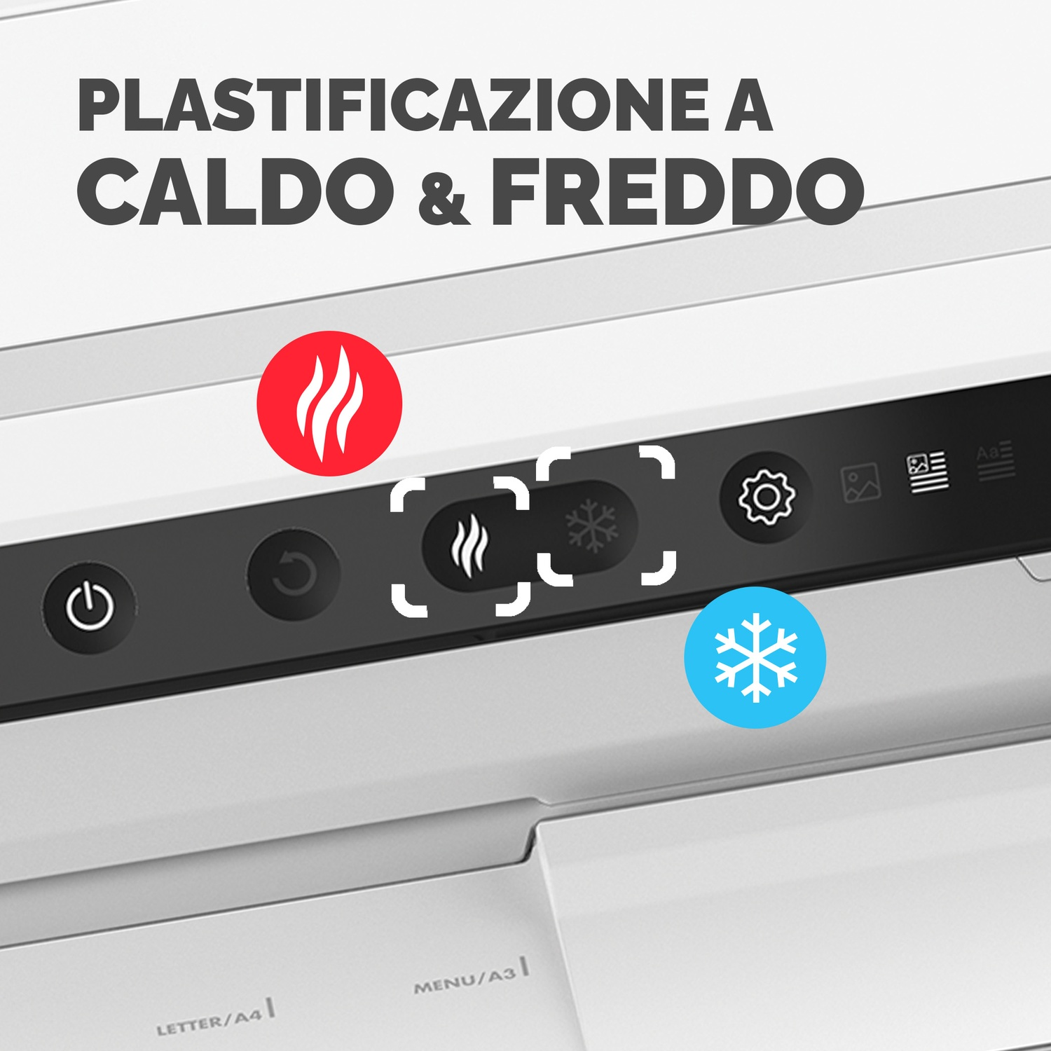 Primo piano del pannello di controllo di una plastificatrice, che mostra icone di accensione, retromarcia e fiocco di neve. Testo in italiano.