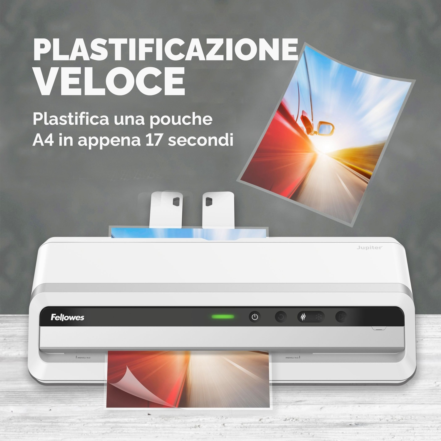 Plastificatrice con carta plastificata con immagine auto, bianca con testo 'PLASTIFICAZIONE VELOCE'.