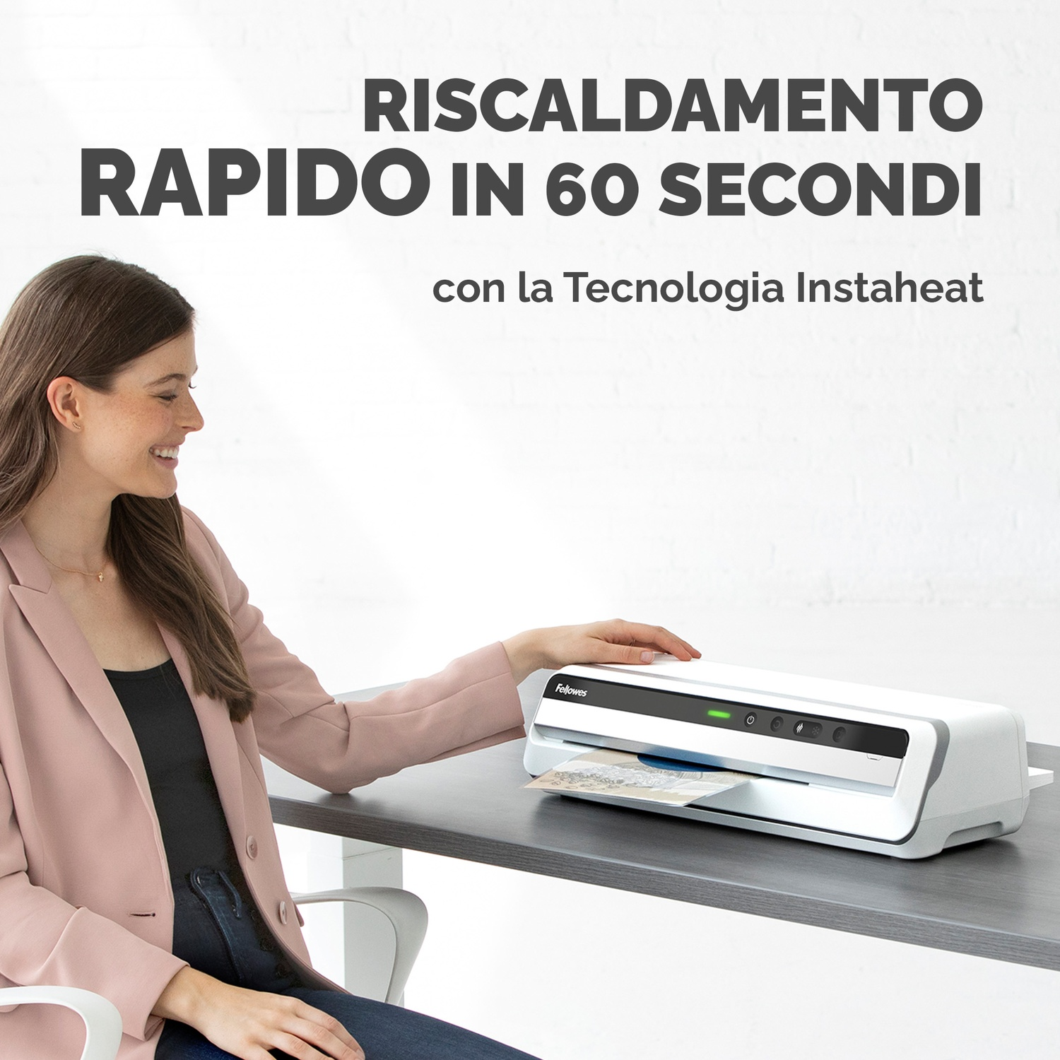 Donna che usa una plastificatrice. Testo: 'Riscaldamento rapido in 60 secondi'.