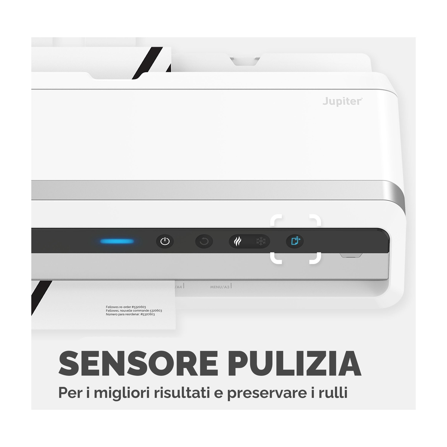 Due auricolari wireless viola chiaro con un design curvo, la lettera 'b' sul lato.