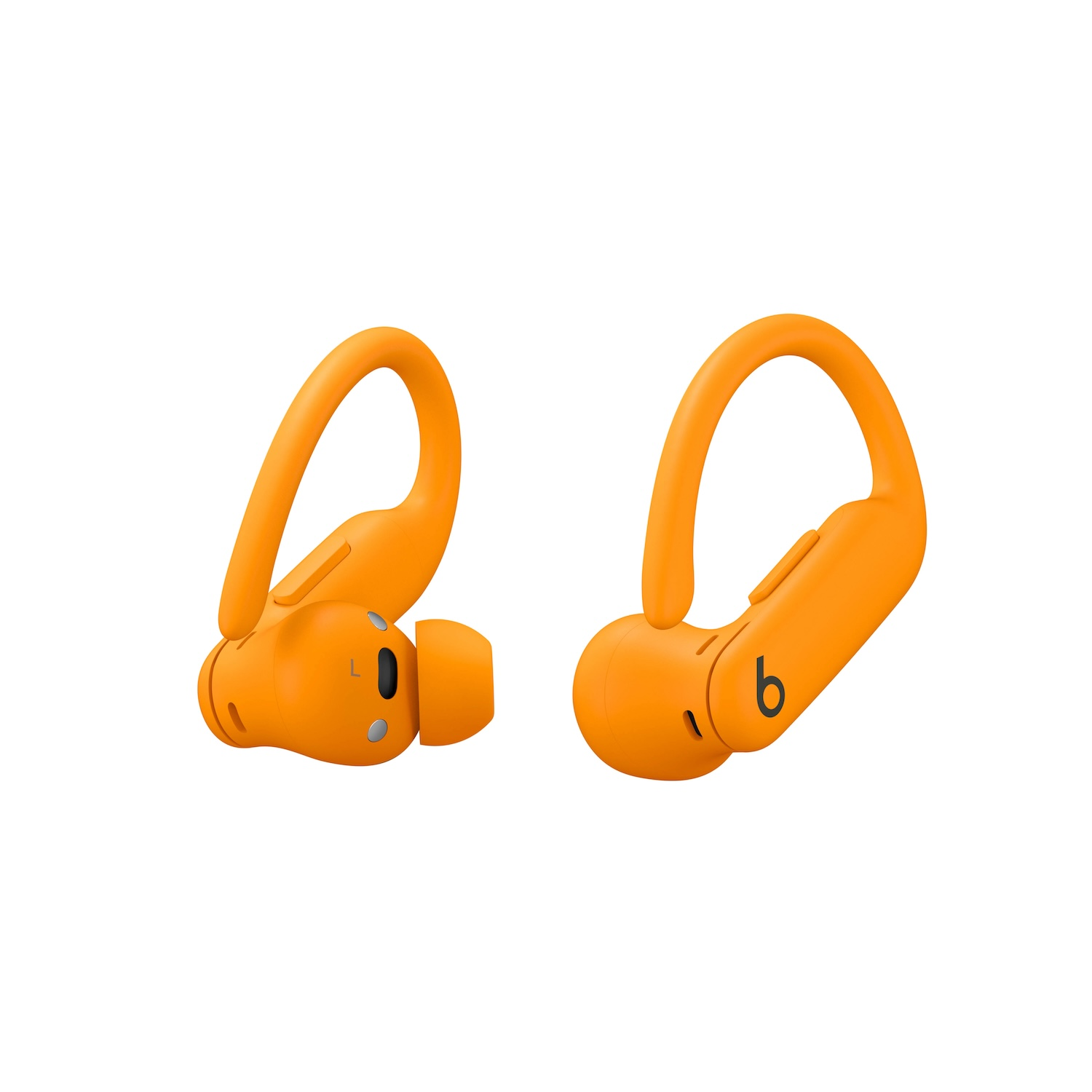 Auriculares Beats naranjas, con diseño de gancho para la oreja, sobre fondo blanco.