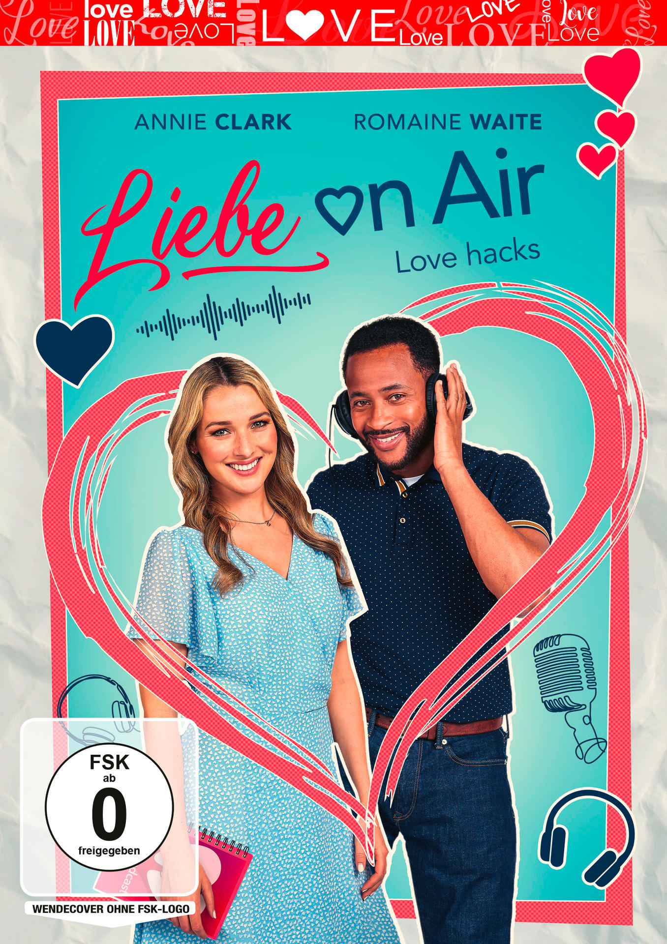 Ein Mann und eine Frau posieren vor einem Herzmotiv mit dem Titel "Liebe on Air".