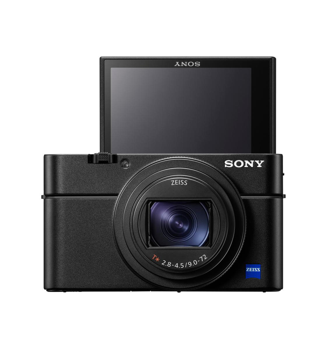 Schwarze Sony Kamera, Frontansicht, mit Objektiv, Bildschirm ausgefahren und Sony Logo.