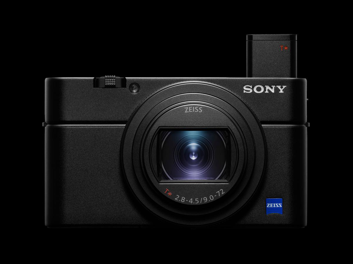 Schwarze Sony Kamera, Vorderansicht, mit ZEISS Objektiv und Sony-Logo, schwarzer Hintergrund.