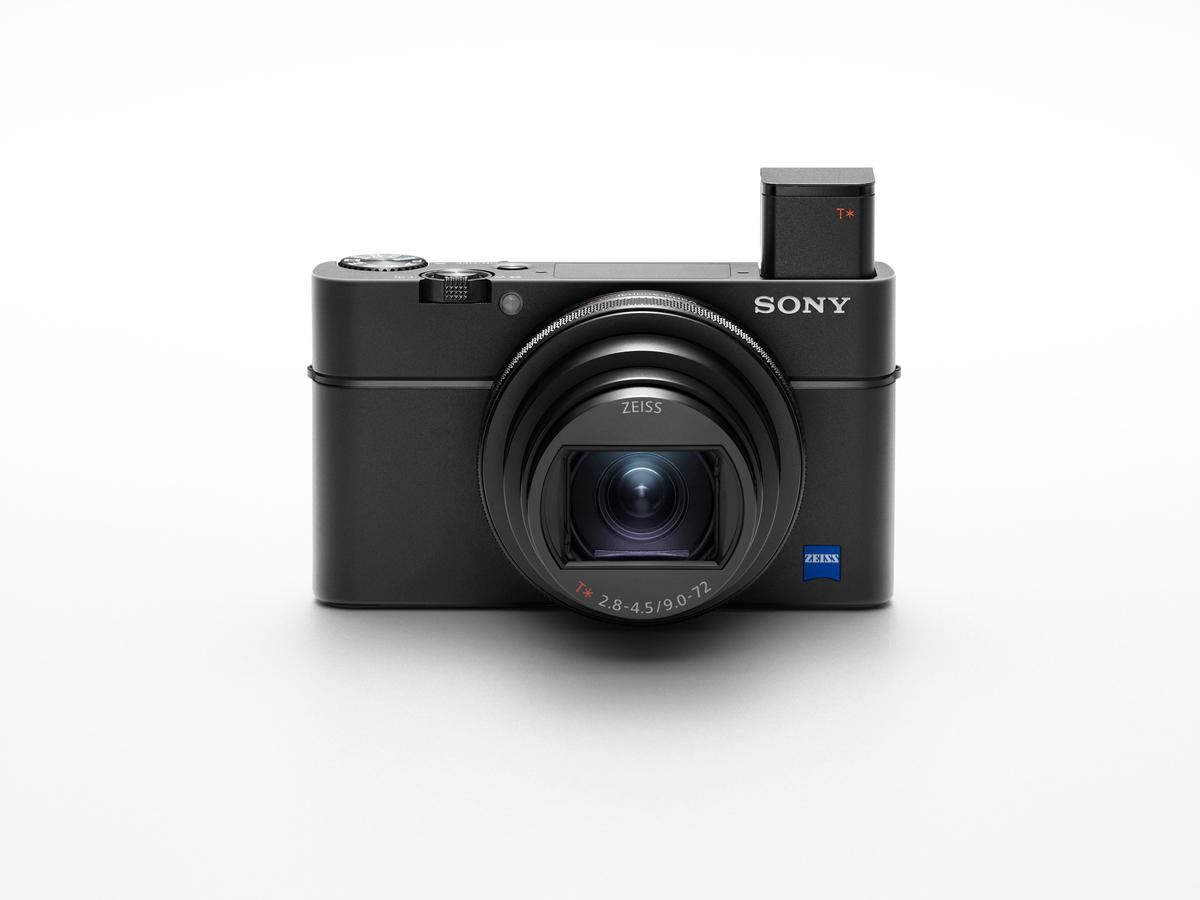 Schwarze Sony-Kamera mit ZEISS-Objektiv auf weißem Hintergrund.
