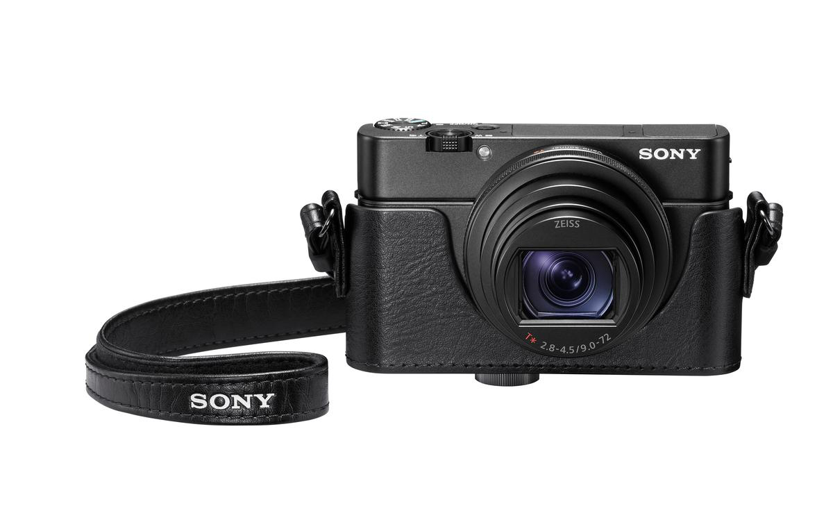 Schwarze Sony-Kamera in schwarzer Ledertasche mit Riemen. Weißer Hintergrund.